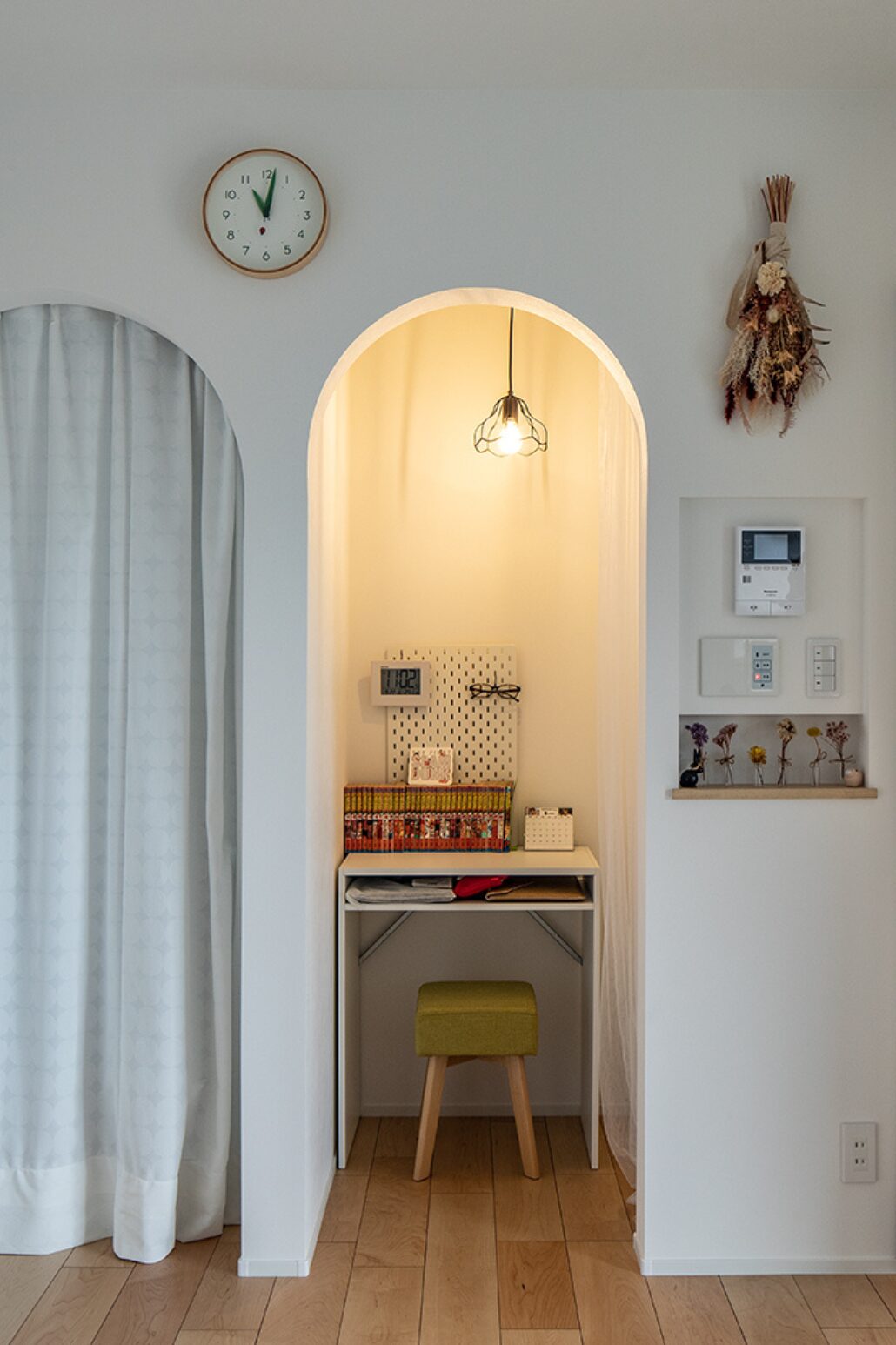 ふたつ並んだかわいいアーチ壁。向かって左がウォークインクローゼット、右は奥様のお気に入りの書斎スペース。
