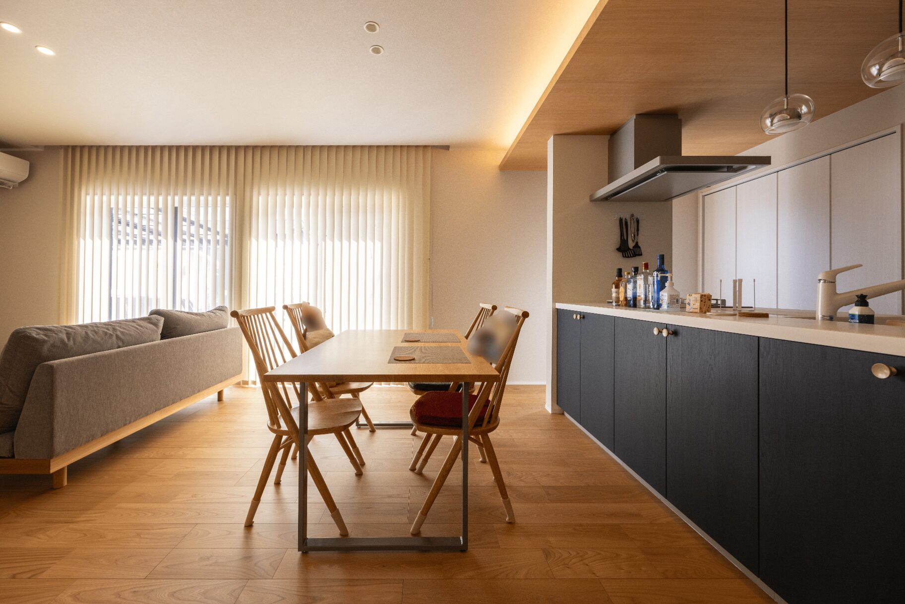 ブラインドから差し込む光がリビングをやさしく包みます。ダイニングテーブルやソファも日興ホームから提案され、こだわりのものを選んだ。