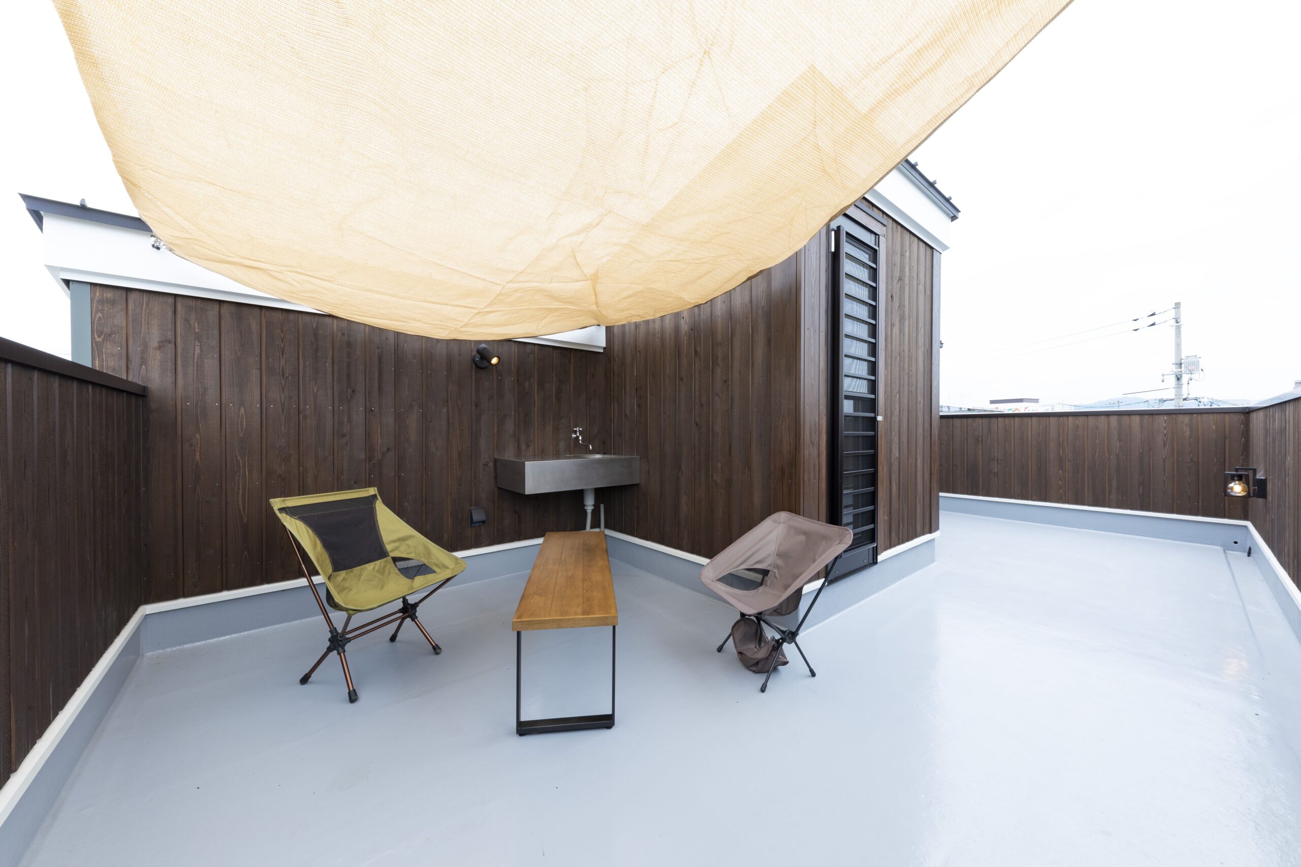 空の下でアウトドア気分。BBQや星空観賞もできる屋上空間。