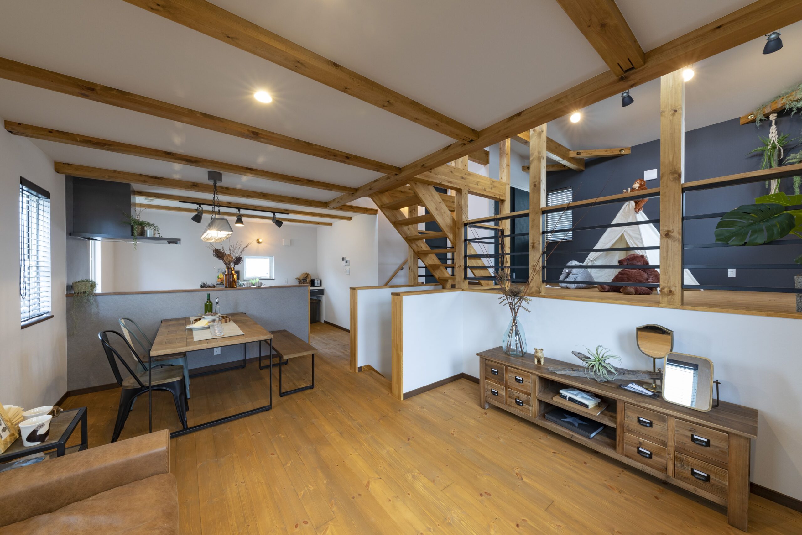 屋上バルコニーと半地下を楽しむ家