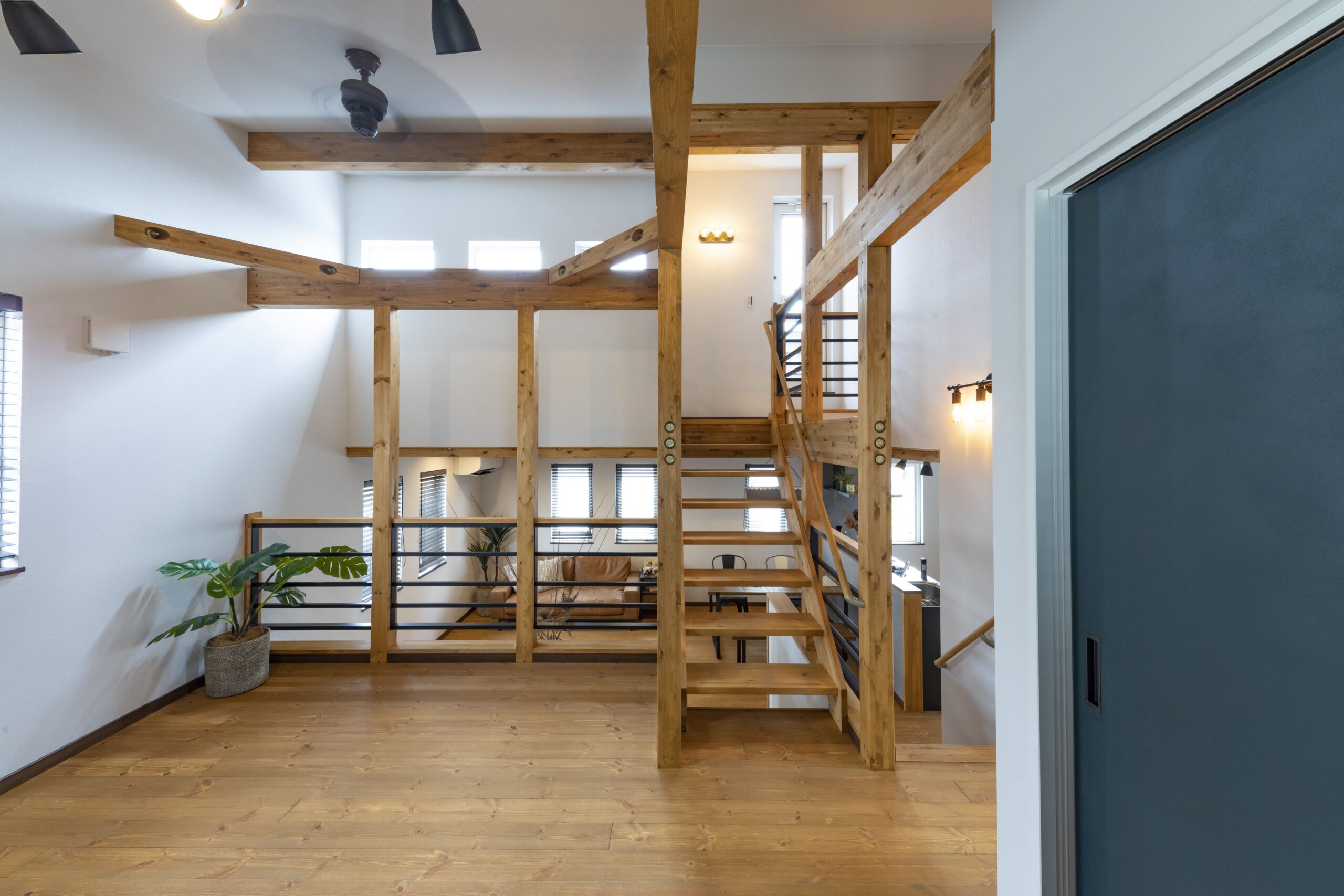 吹き抜けとスキップフロアが生み出す、開放感あふれる多層空間。