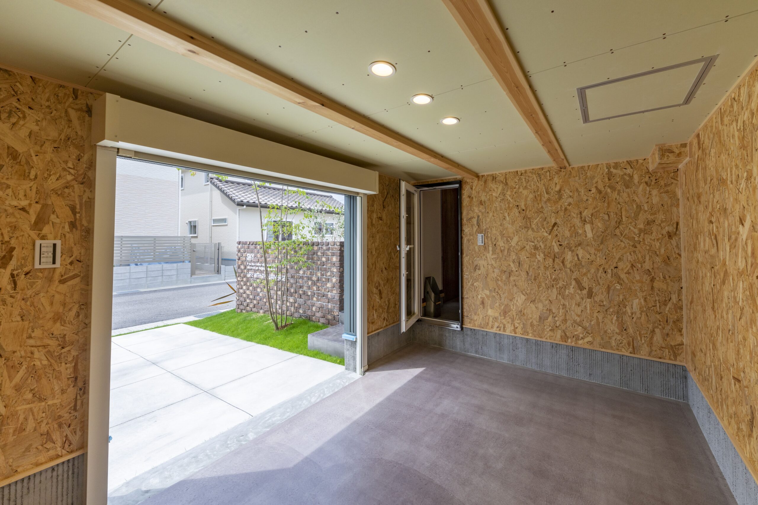 趣味の道具を置けるアウトドアストッカー。雨の日も安心。