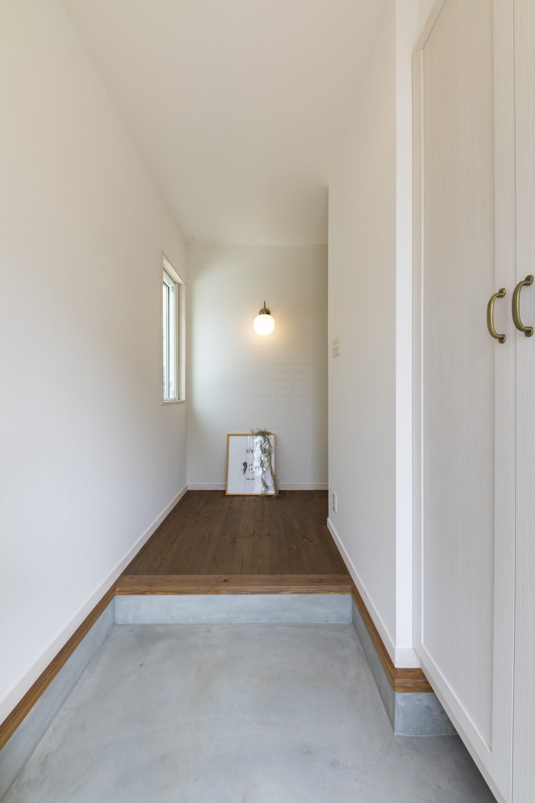 清潔感あふれる玄関ホール。収納もたっぷりで快適