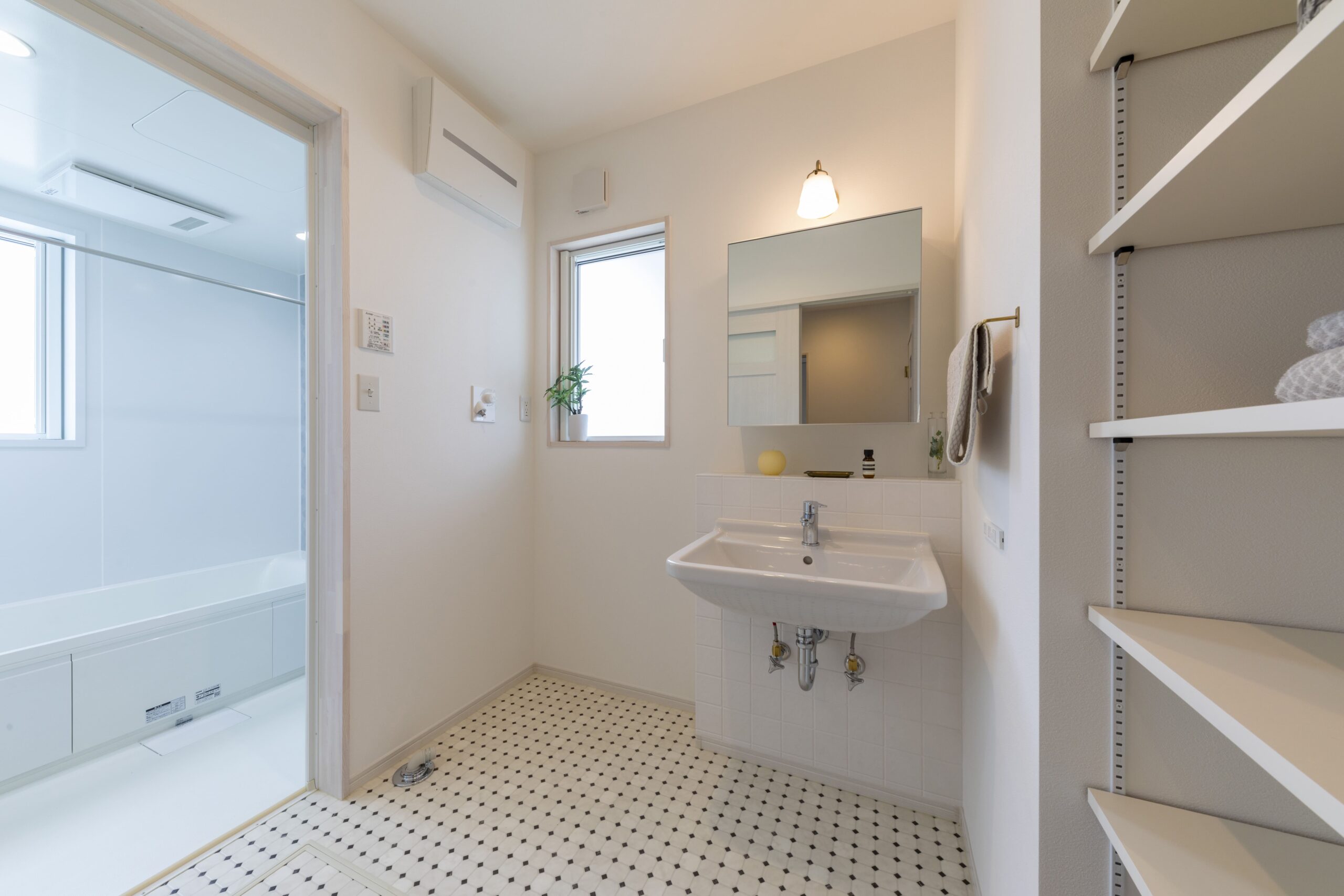 シンプルで清潔感のある洗面室。家事動線もスムーズ