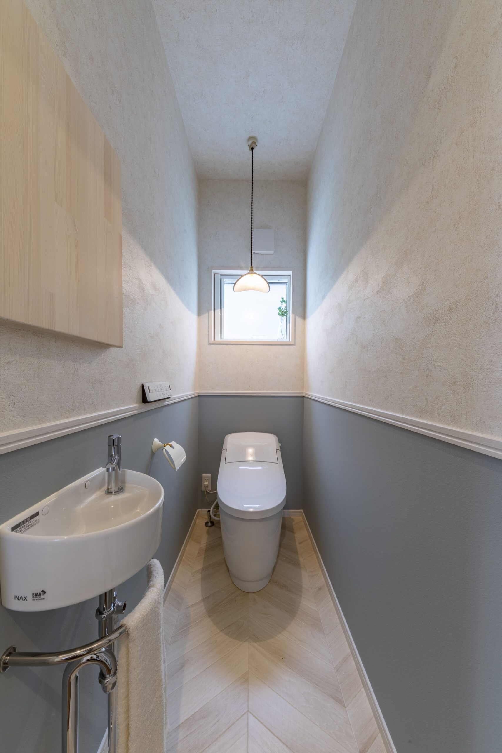 ナチュラルな色合いで落ち着きを感じるトイレ空間