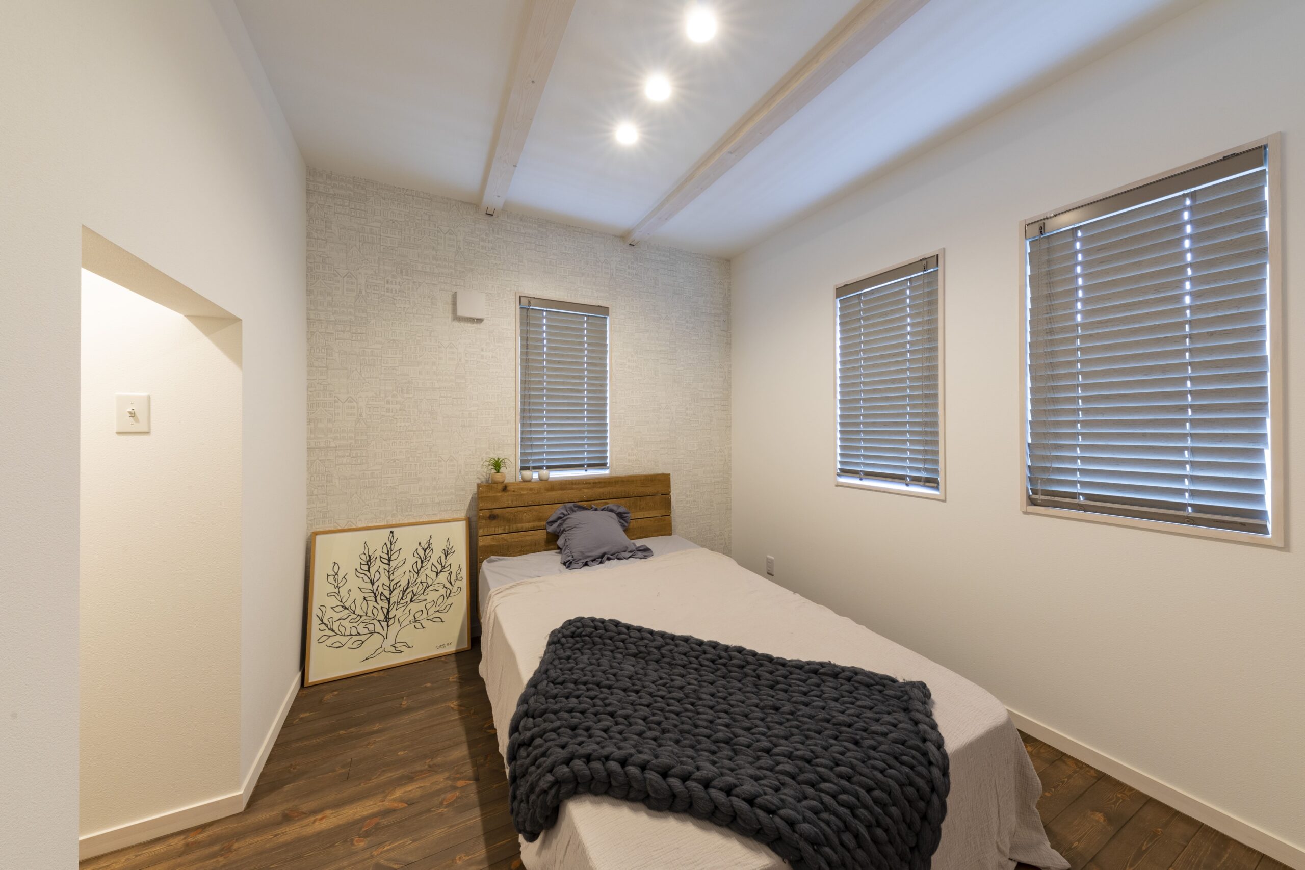 落ち着きある空間でゆったりと過ごせるベッドルーム