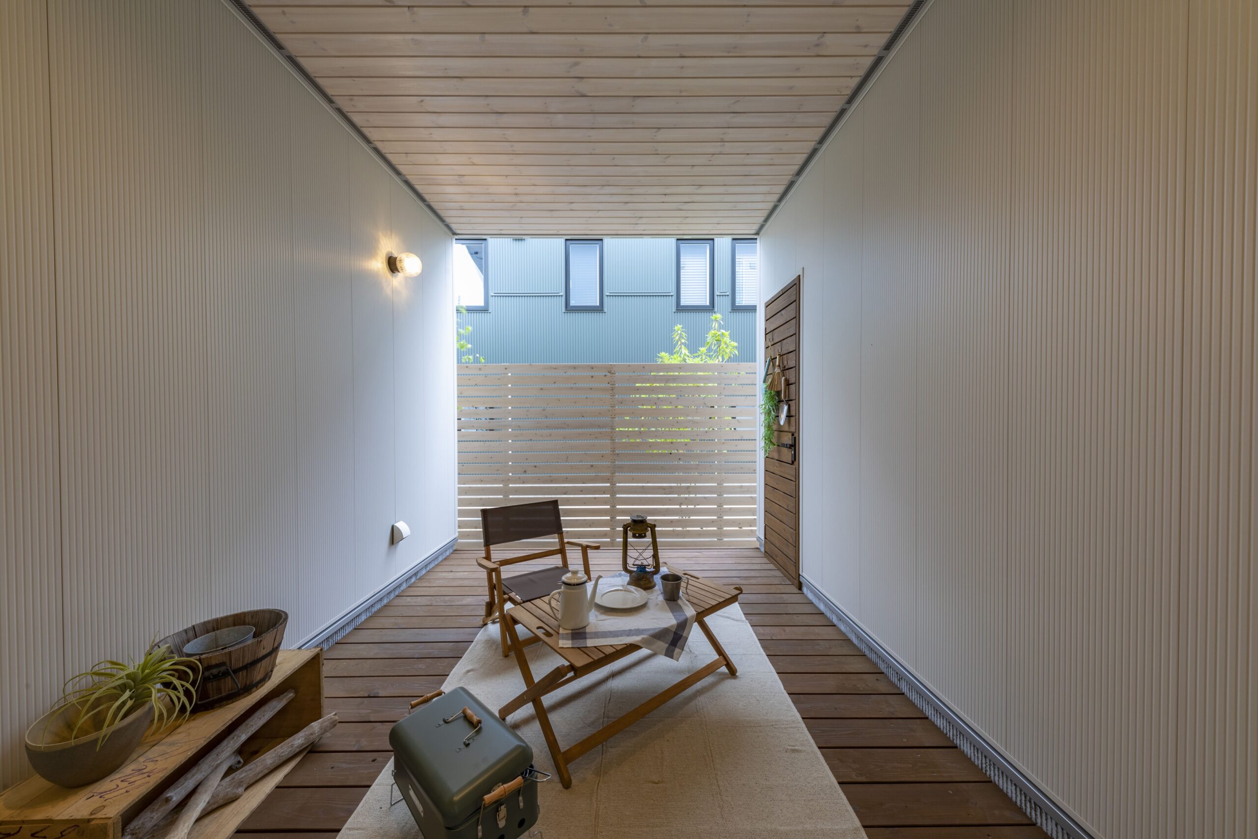 屋外リビングのように楽しめる屋根付きテラス