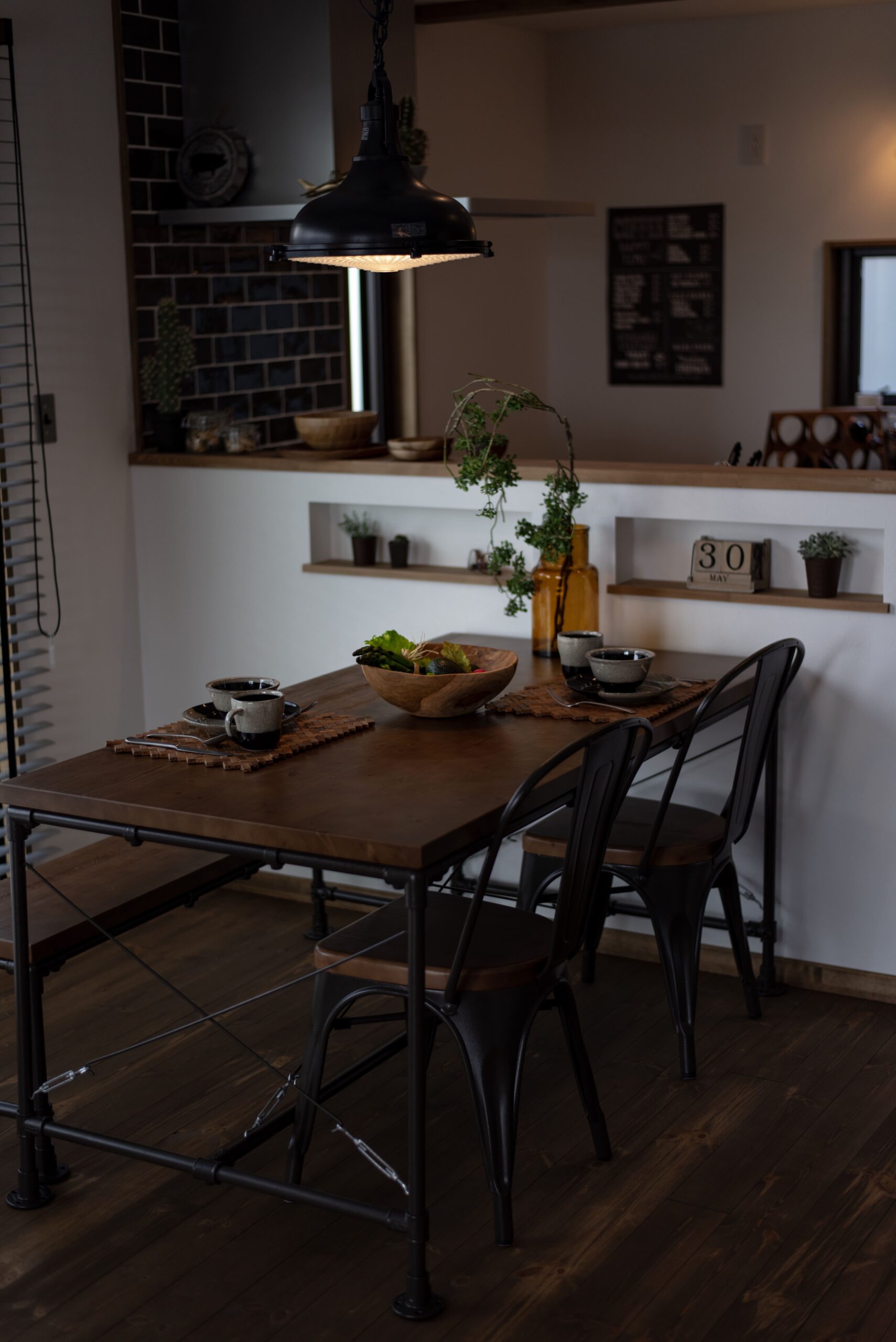 木とアイアンを組み合わせたカフェ風のダイニングスペース。