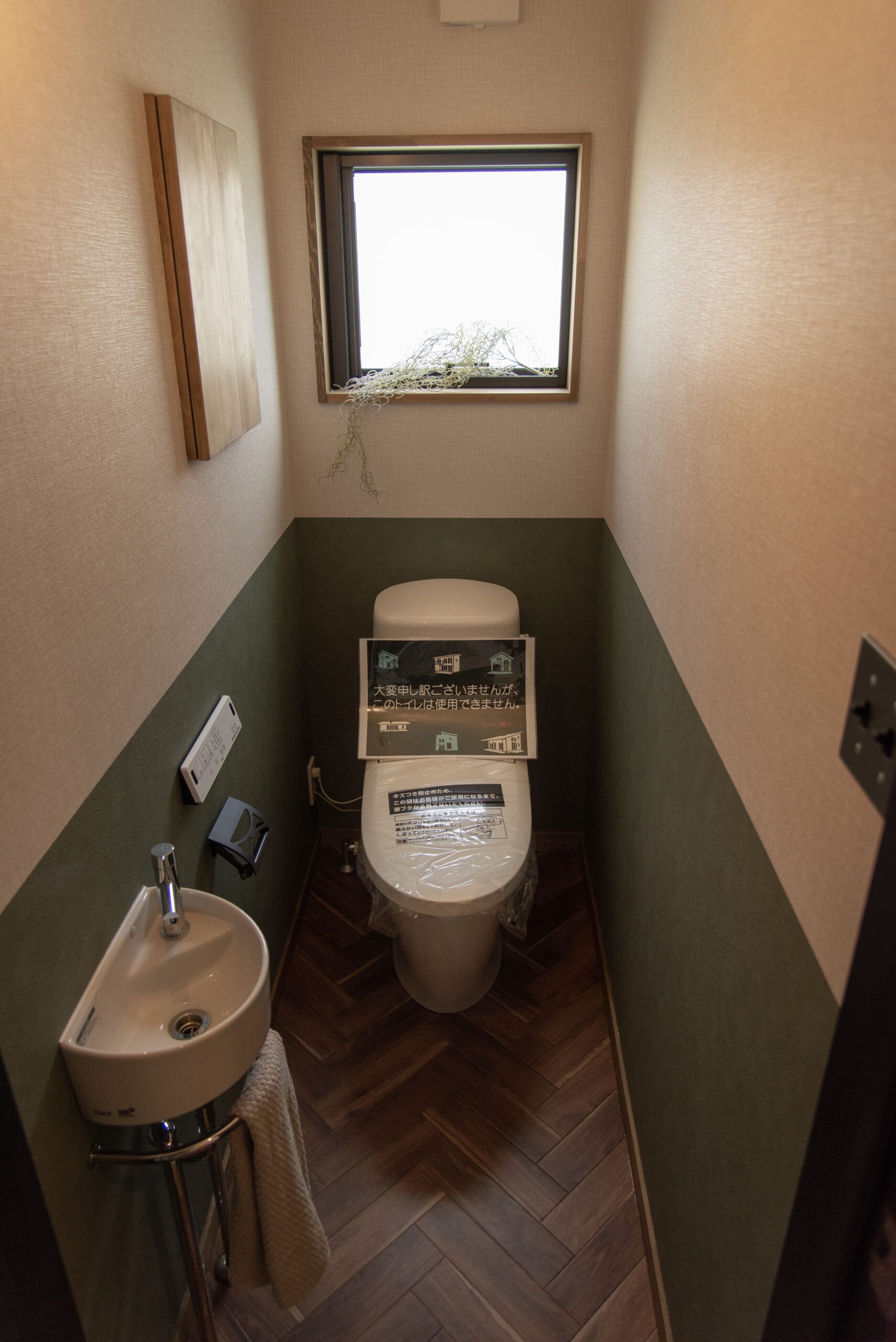 落ち着いたカラークロスで、コンパクトながら心地よい空間。