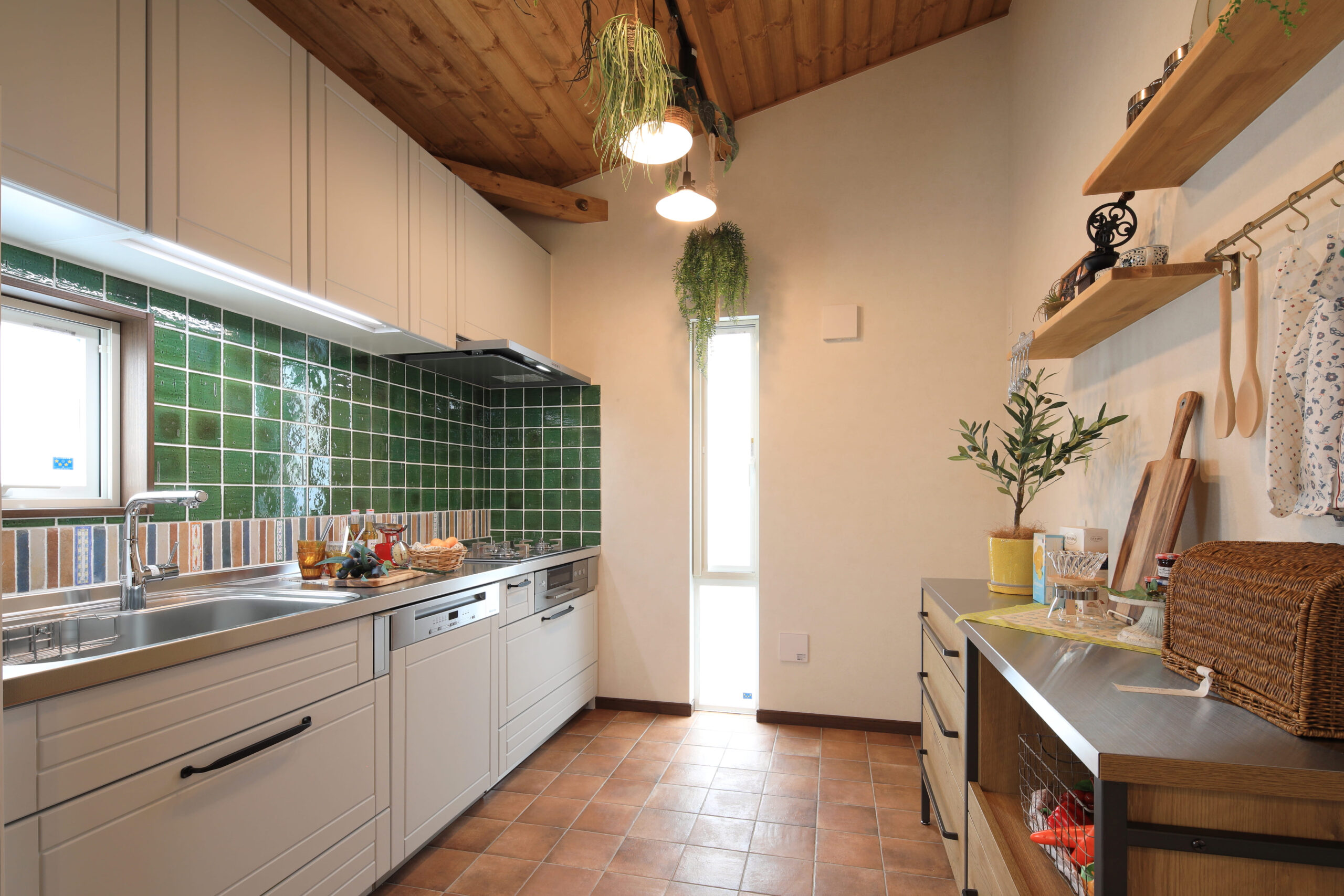 緑のタイルが映える、料理が楽しくなるナチュラルキッチン。