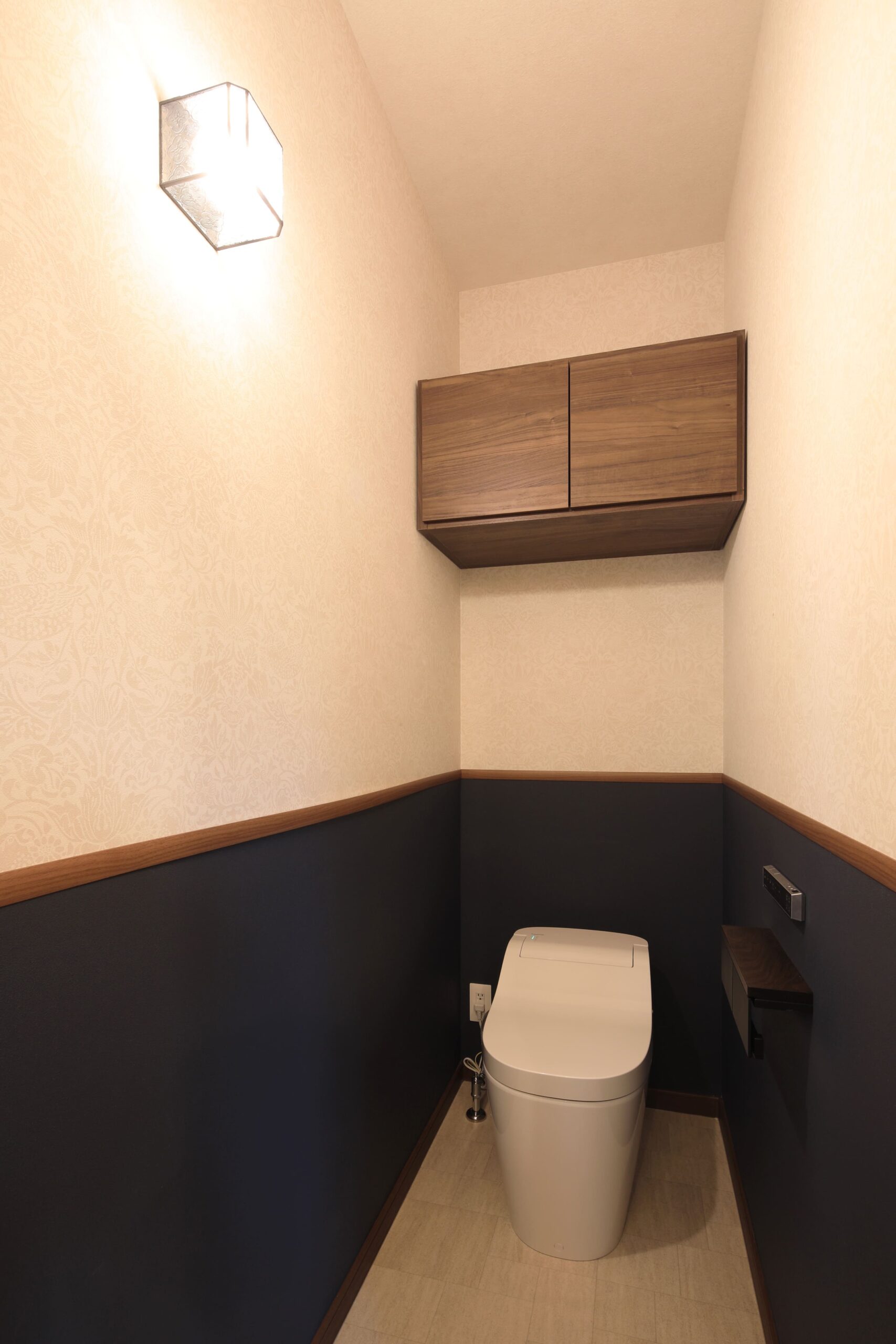 落ち着いた色合いと照明が心地よい、シンプルな空間。