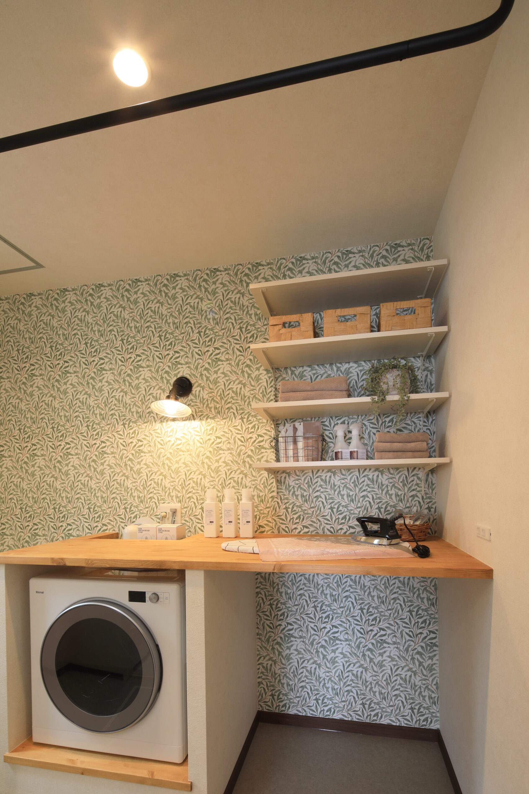 機能性とデザイン性を兼ね備えた、便利で明るい家事室。