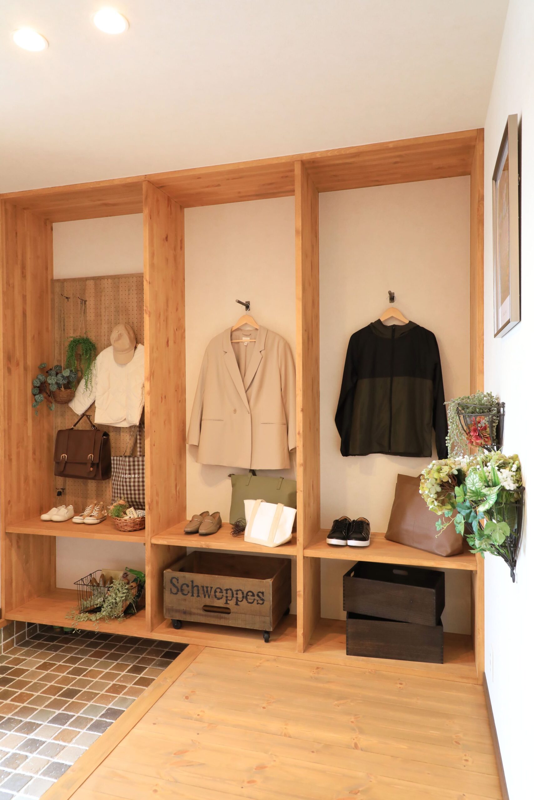 家族のコートやバッグ、靴をすっきり収納。見せる収納でおしゃれに片付きます。