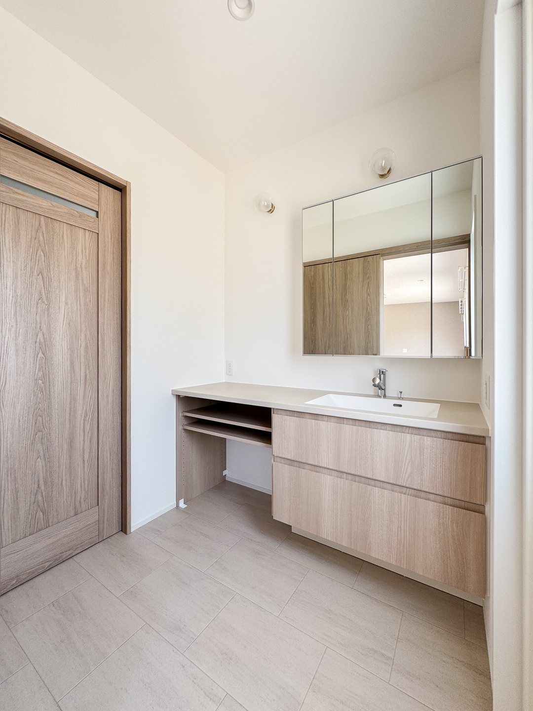 幅広カウンターと三面鏡で朝の支度も並んでスムーズ。