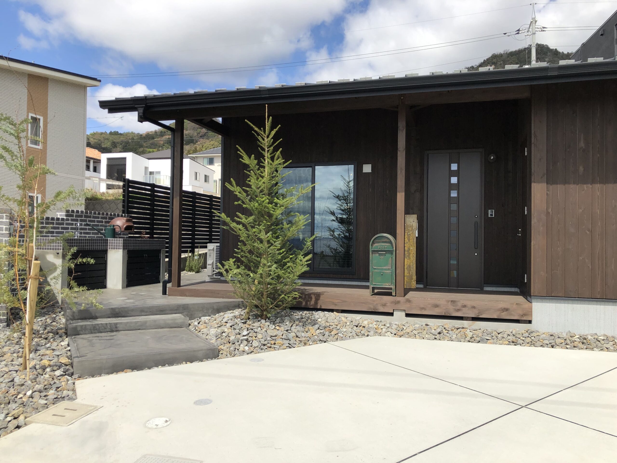 落ち着いた木目の外観が街並みに映える、平屋＋αのデザイン。