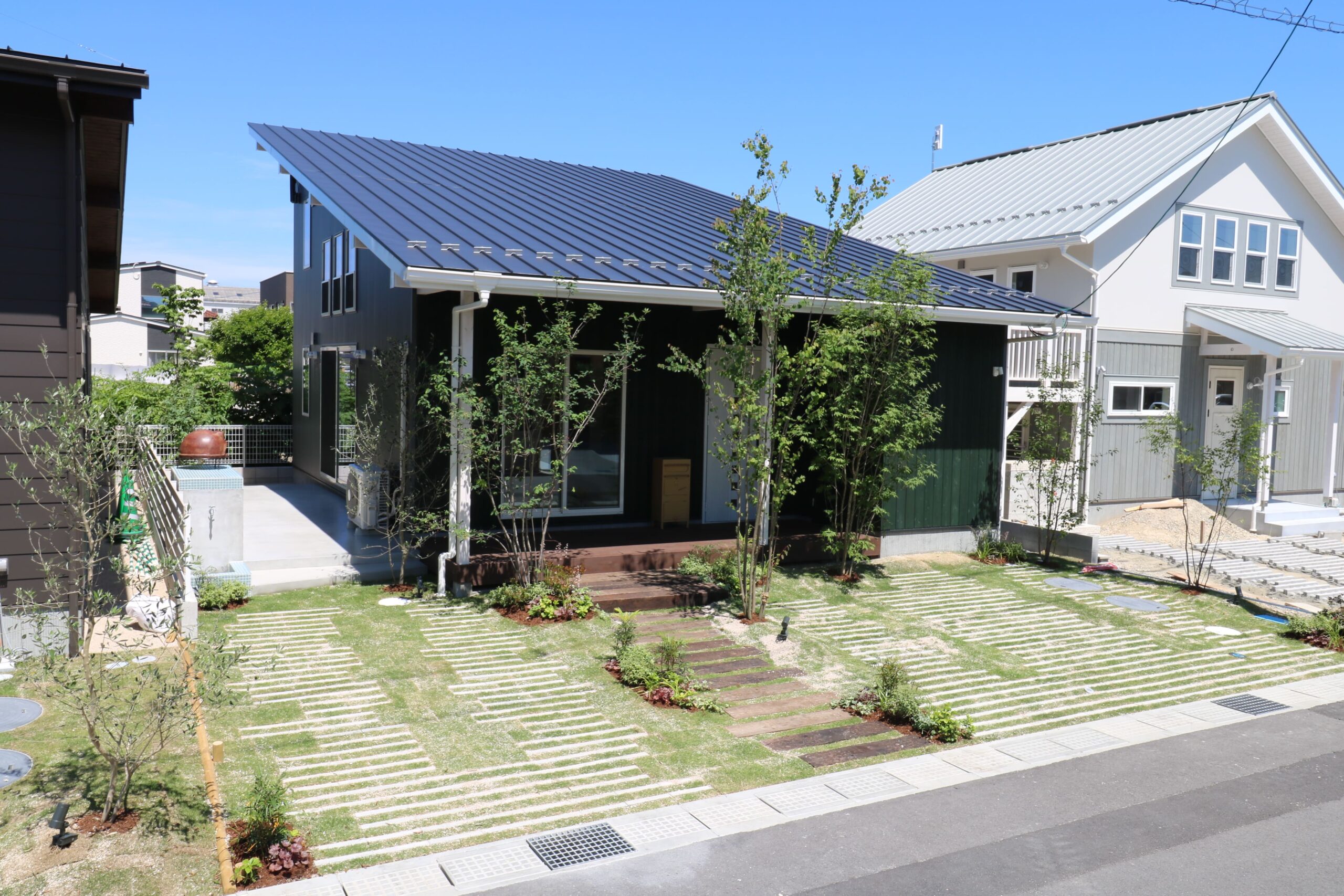 片流れ屋根が印象的な外観。平屋のように落ち着きがありながら、1.5階建ての広がりを持たせたデザインが特徴です。