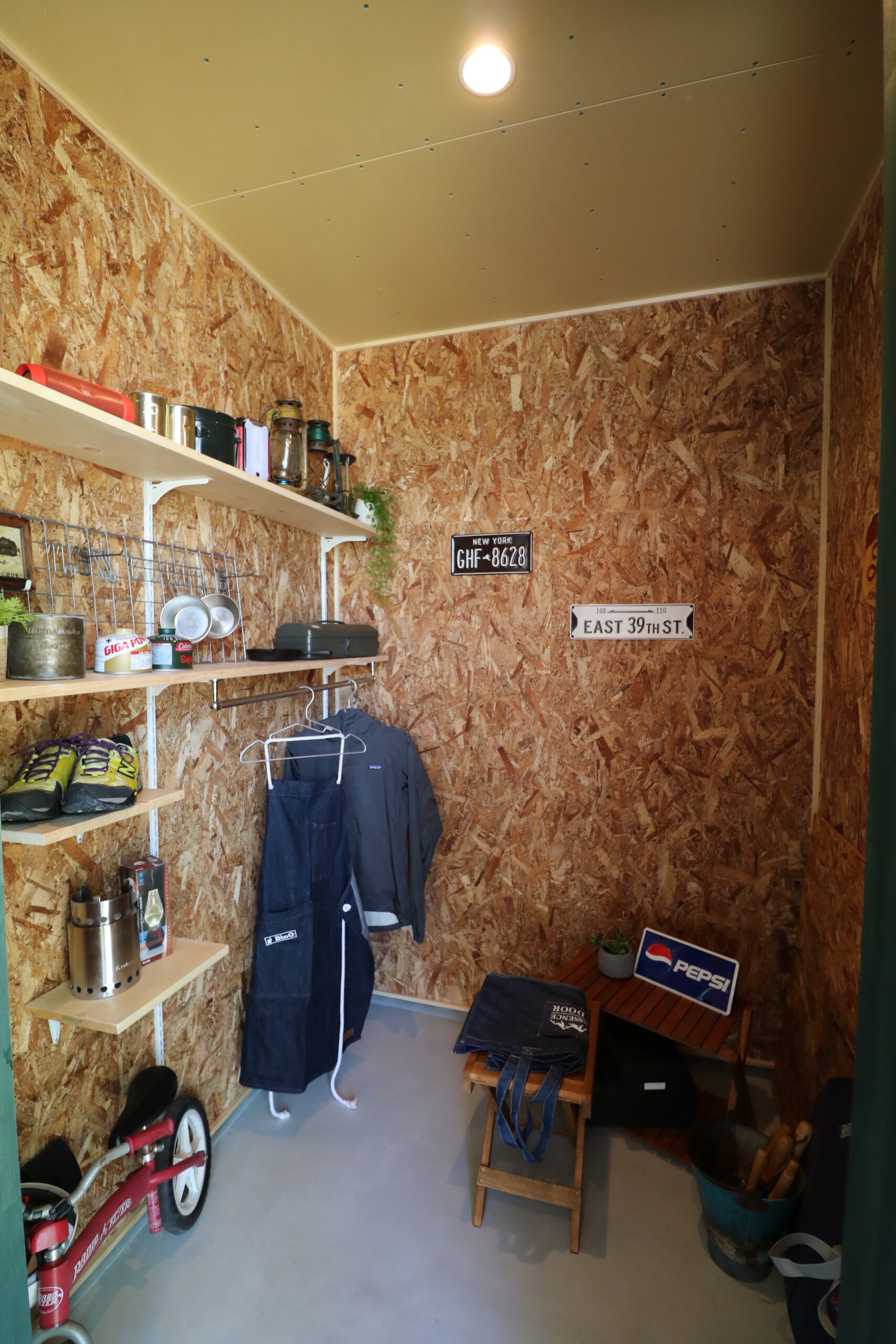 アウトドア用品や日用品を置けるアウトドアストッカー。可動棚を備え、ライフスタイルに合わせた自由な収納が可能です。