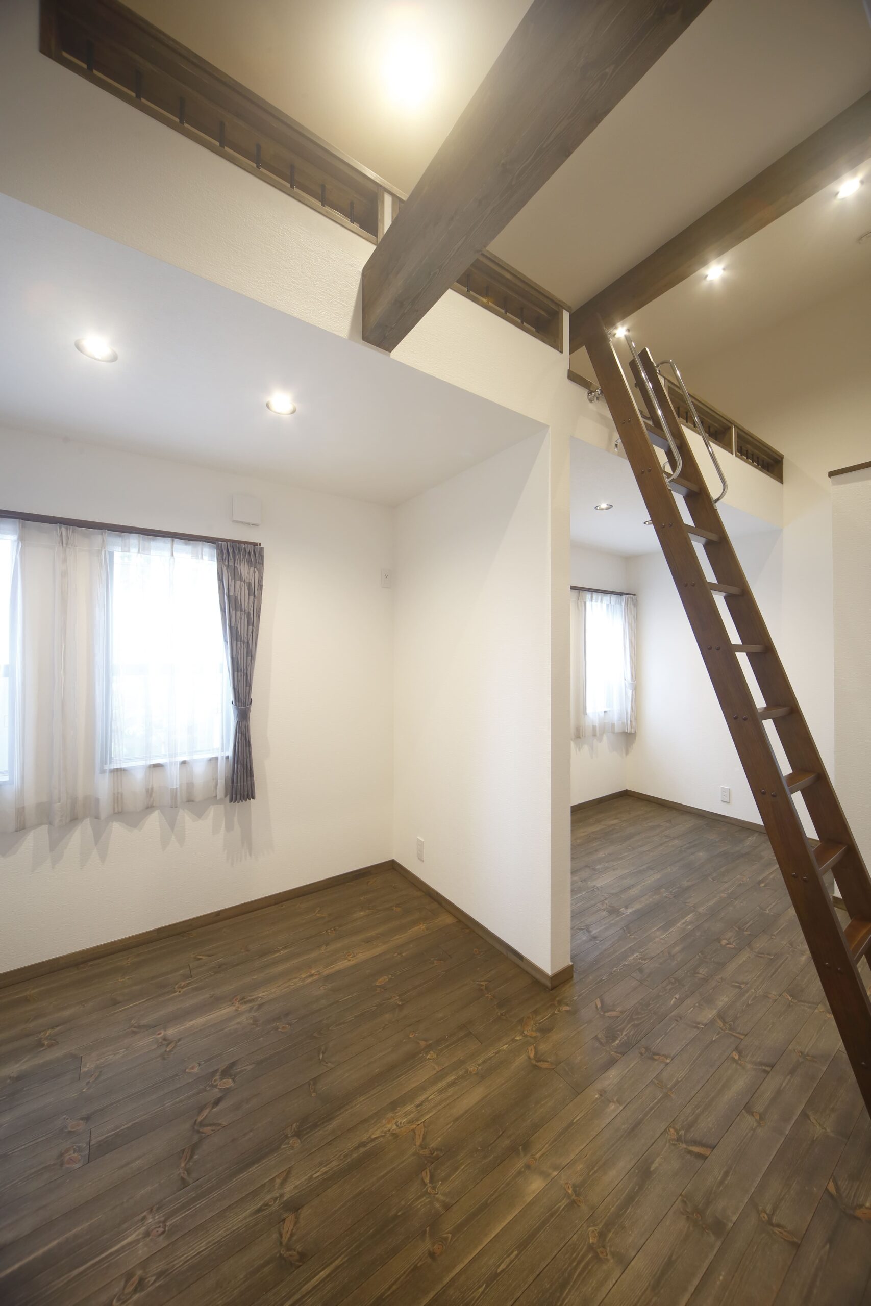 子ども部屋の上にはロフトを配置。遊び心いっぱいの秘密基地にも、季節物をしまう収納にも使える便利なスペースです。