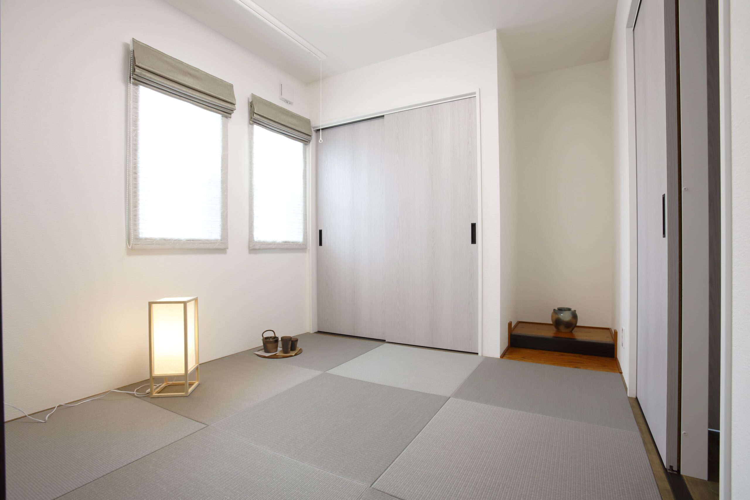 シンプルでモダンな畳を敷いた和室。来客の応接や子どもの遊び場、寝室としても使える多用途スペースで、暮らしに柔軟さを与えます。