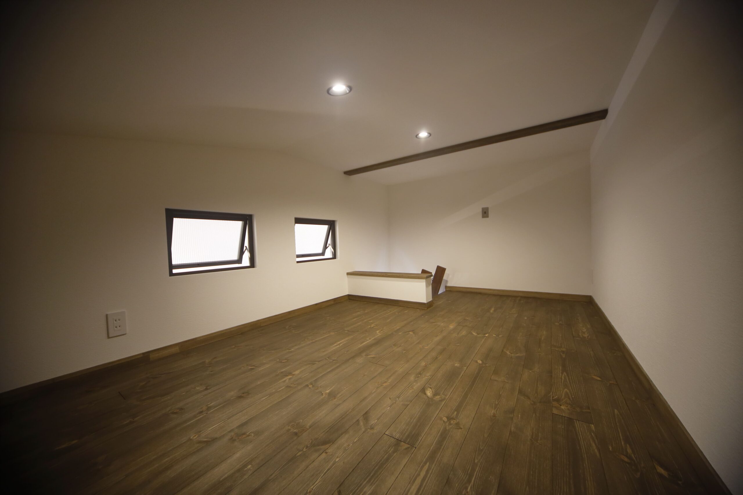 天井裏の空間を活かした小屋裏収納。季節物や普段使わない荷物をすっきり片付けられるほか、子どもにとっては秘密基地のような楽しさも広がります。