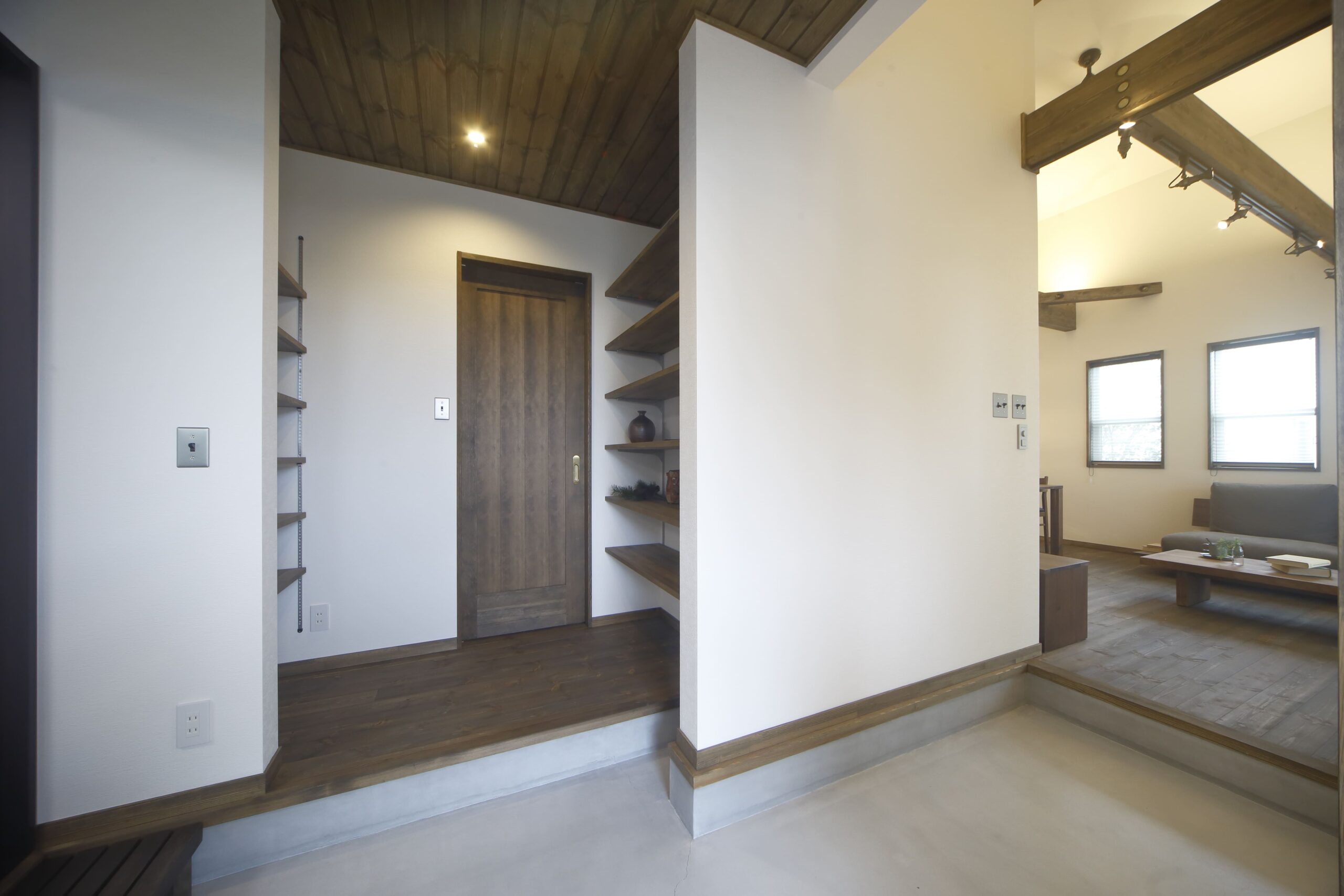 玄関から続く土間にはオープン棚を設け、靴やアウトドア用品をすっきり収納。リビングへとつながる動線もスムーズで、暮らしやすさを高めています。