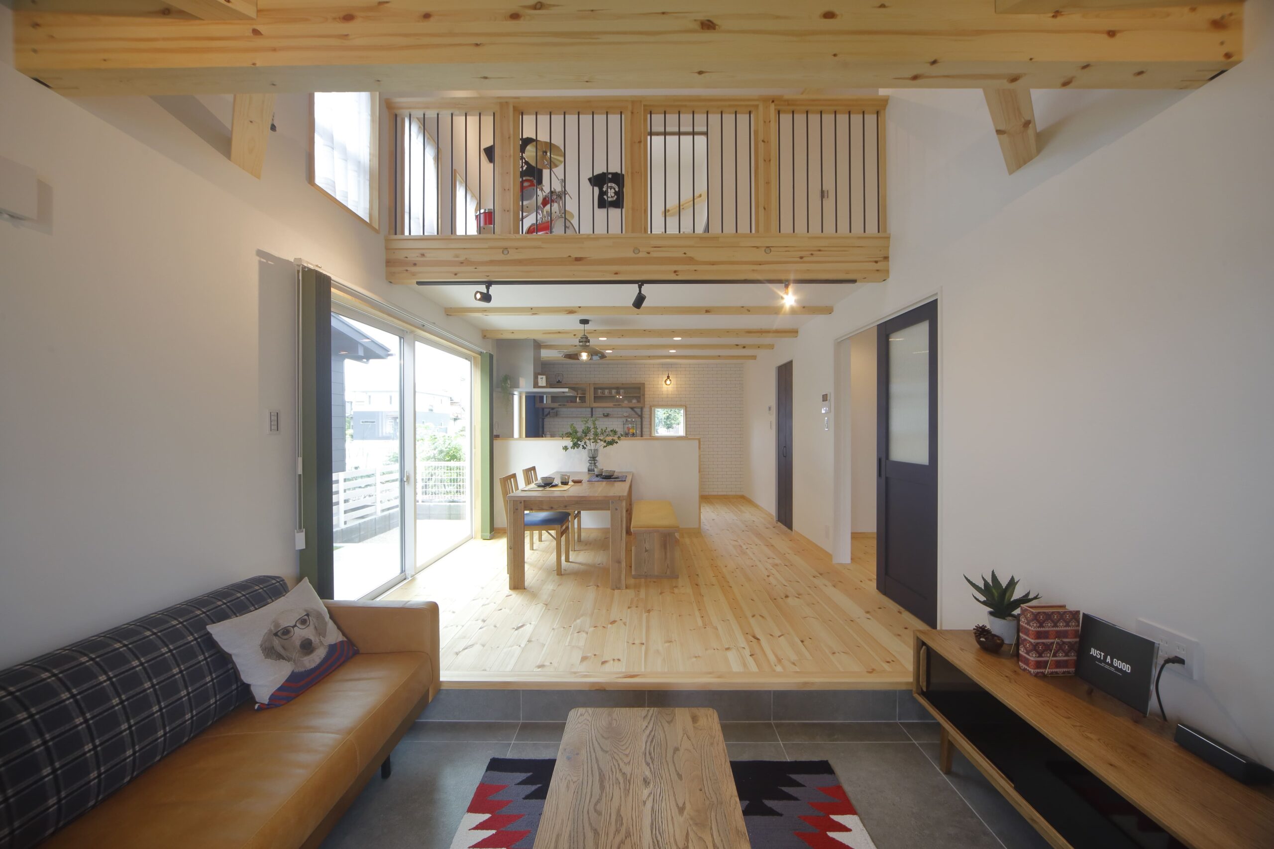 土間リビングと吹き抜けが心地よい1.5階建て平屋風の家