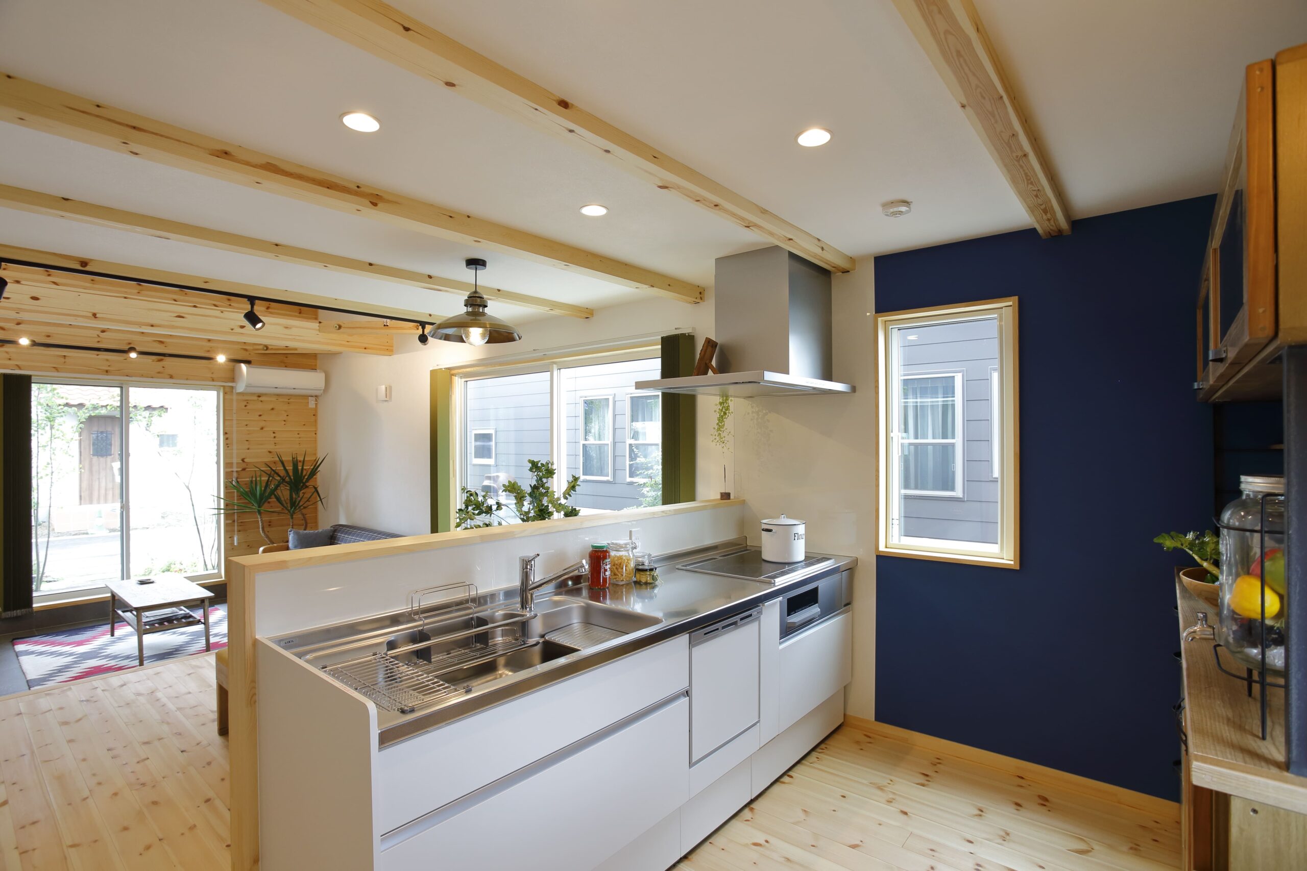 リビング・ダイニングを見渡せる対面型キッチン。家事をしながら家族と会話ができる、便利で快適な動線設計です。