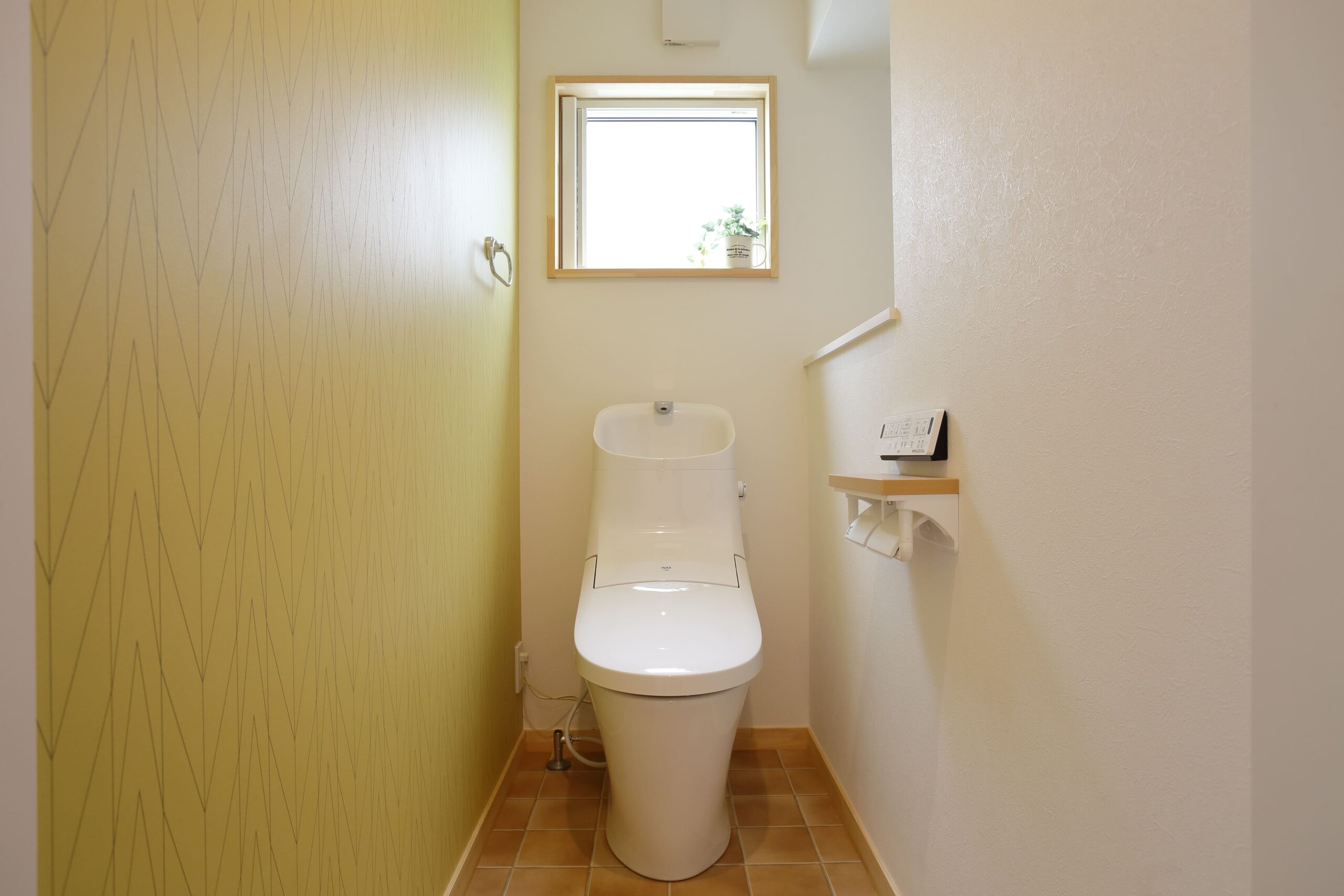 落ち着いた色味のアクセントクロスを採用。小窓から光が差し込むことで、明るく清潔感ある空間に仕上がっています。