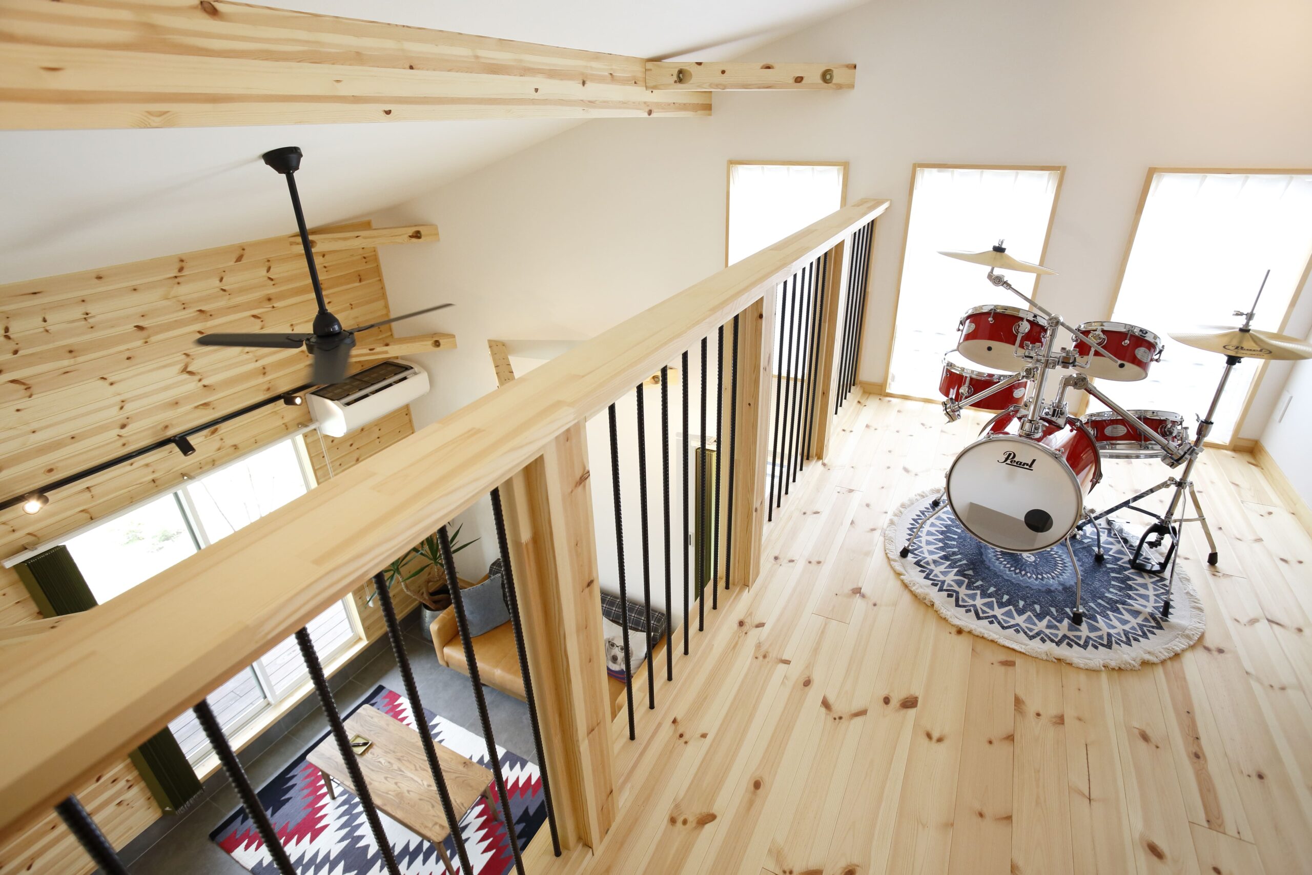 吹き抜けに設けたフリースペース。趣味の部屋や子どもの遊び場など、多目的に活用できる＋αの空間です。