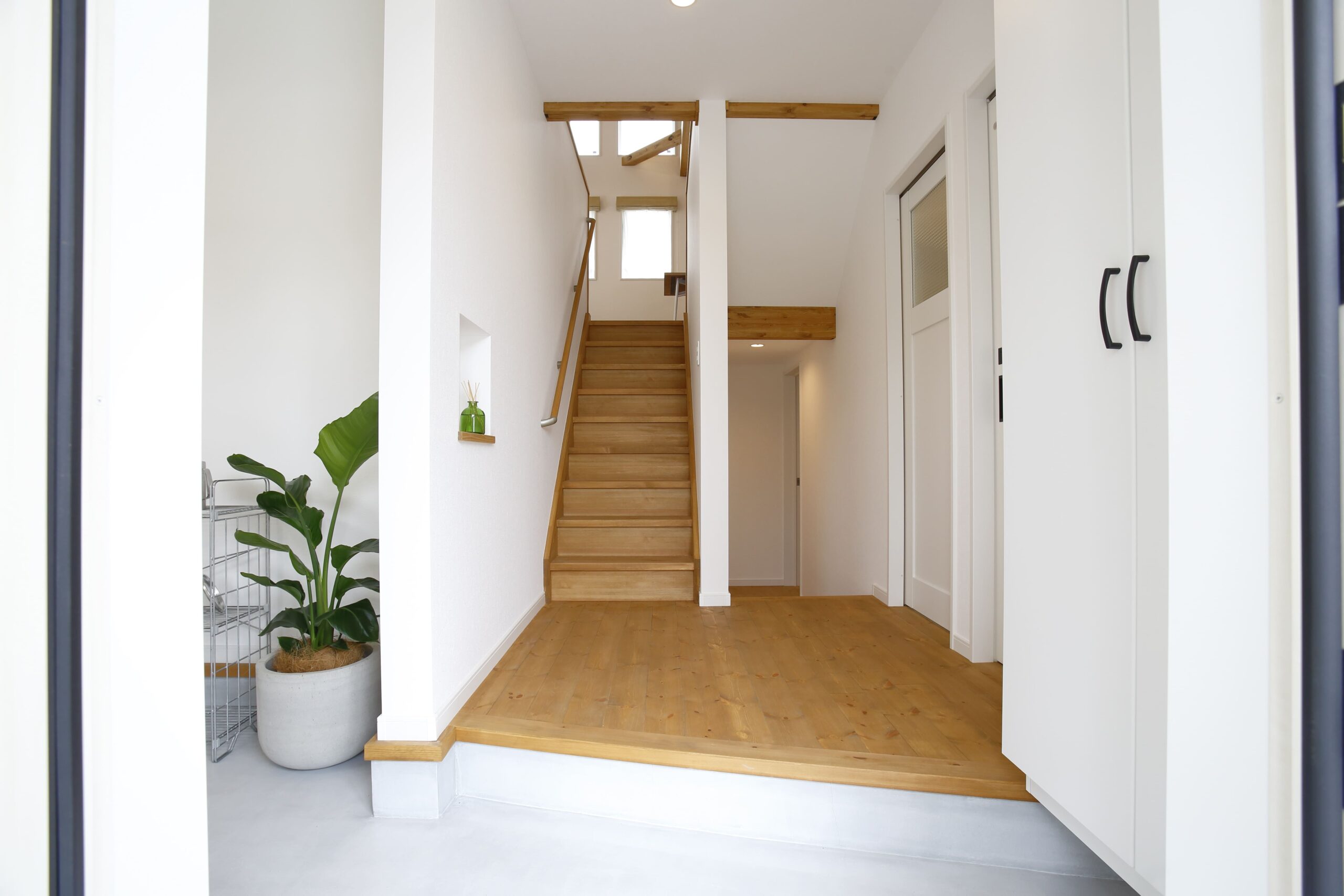 土間から続く明るい玄関ホール。家族や来客を迎える空間は、木のぬくもりを感じられるデザインに仕上げました。