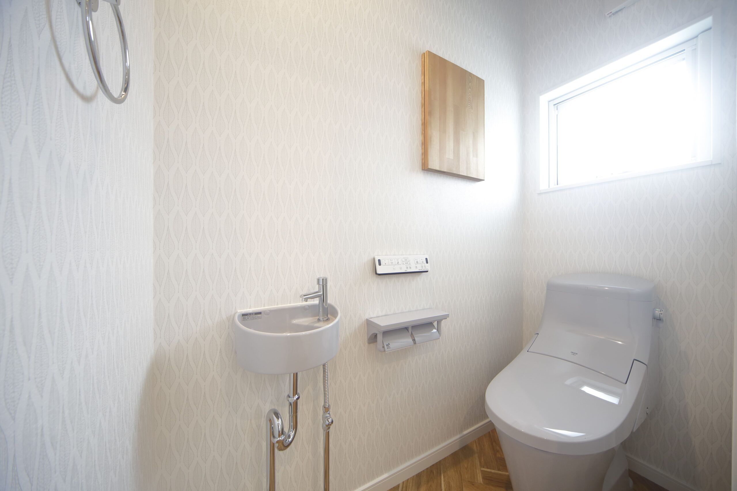 シンプルで清潔感あふれるトイレ空間。小窓からの光で明るさを確保し、快適に過ごせます。