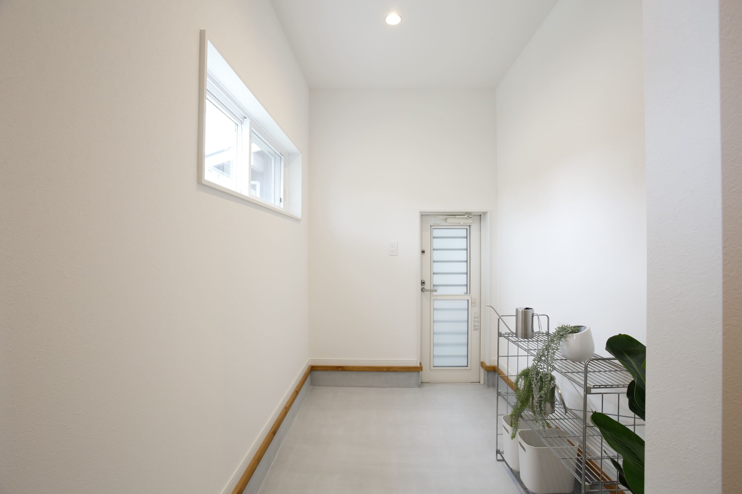 土間収納としても使える広々としたスペース。採光窓から光が入り、清潔感あふれる空間です。