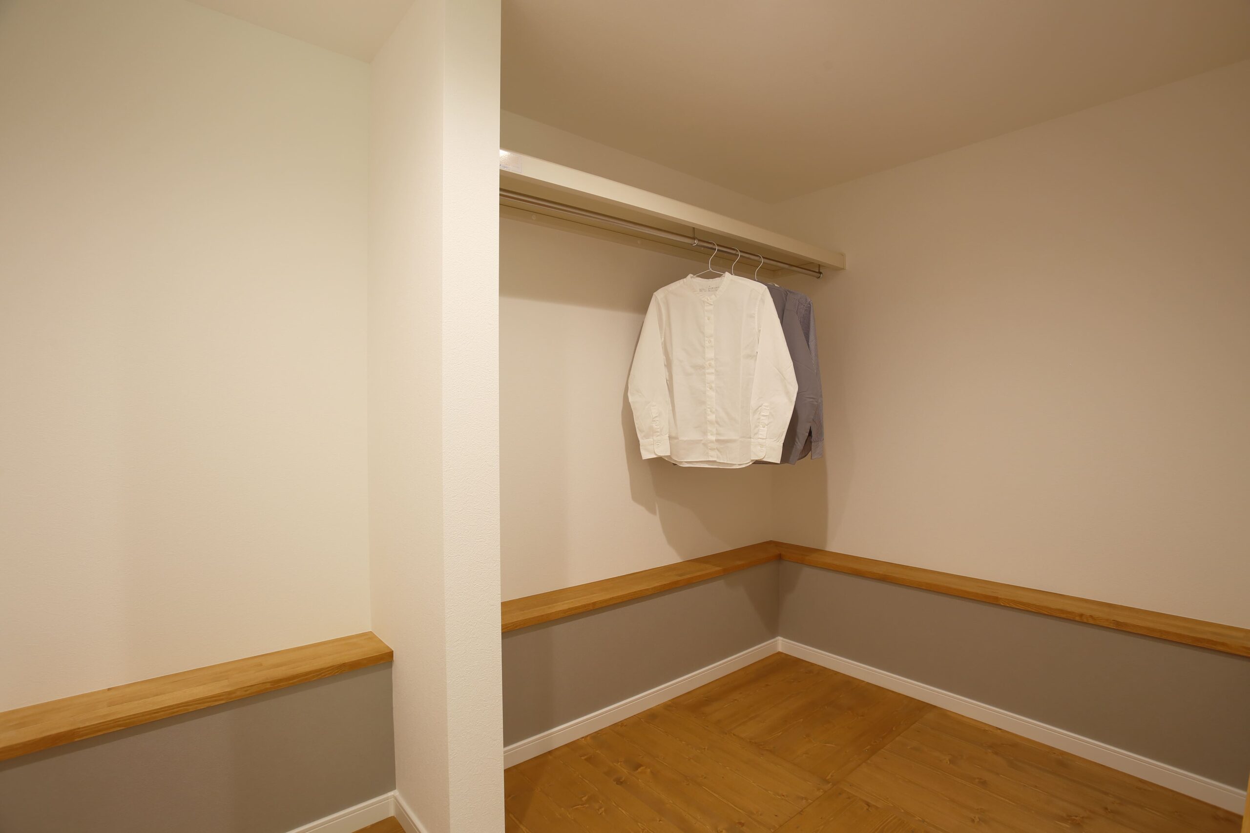 シンプルながらも十分な収納力を備えたウォークインクローゼット。大切な衣類をすっきり整理でき、生活感を隠して美しい空間をキープできます。