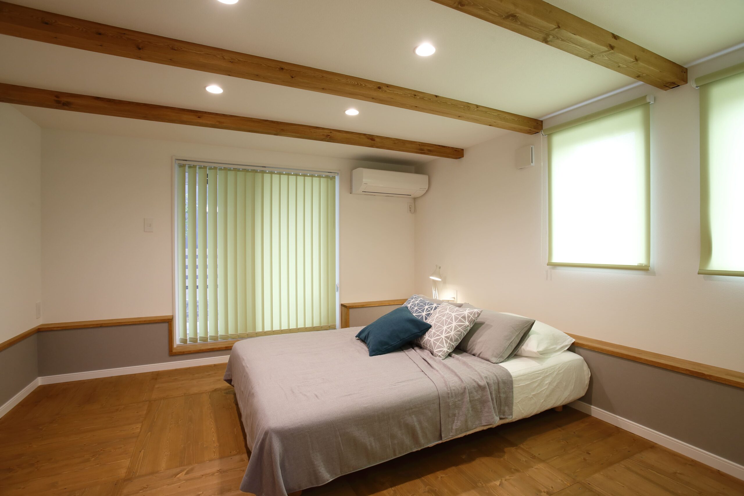 木の梁がアクセントになった落ち着きのある寝室。大きな窓から柔らかな光が入り、1日の疲れを癒すくつろぎの時間を過ごせます。