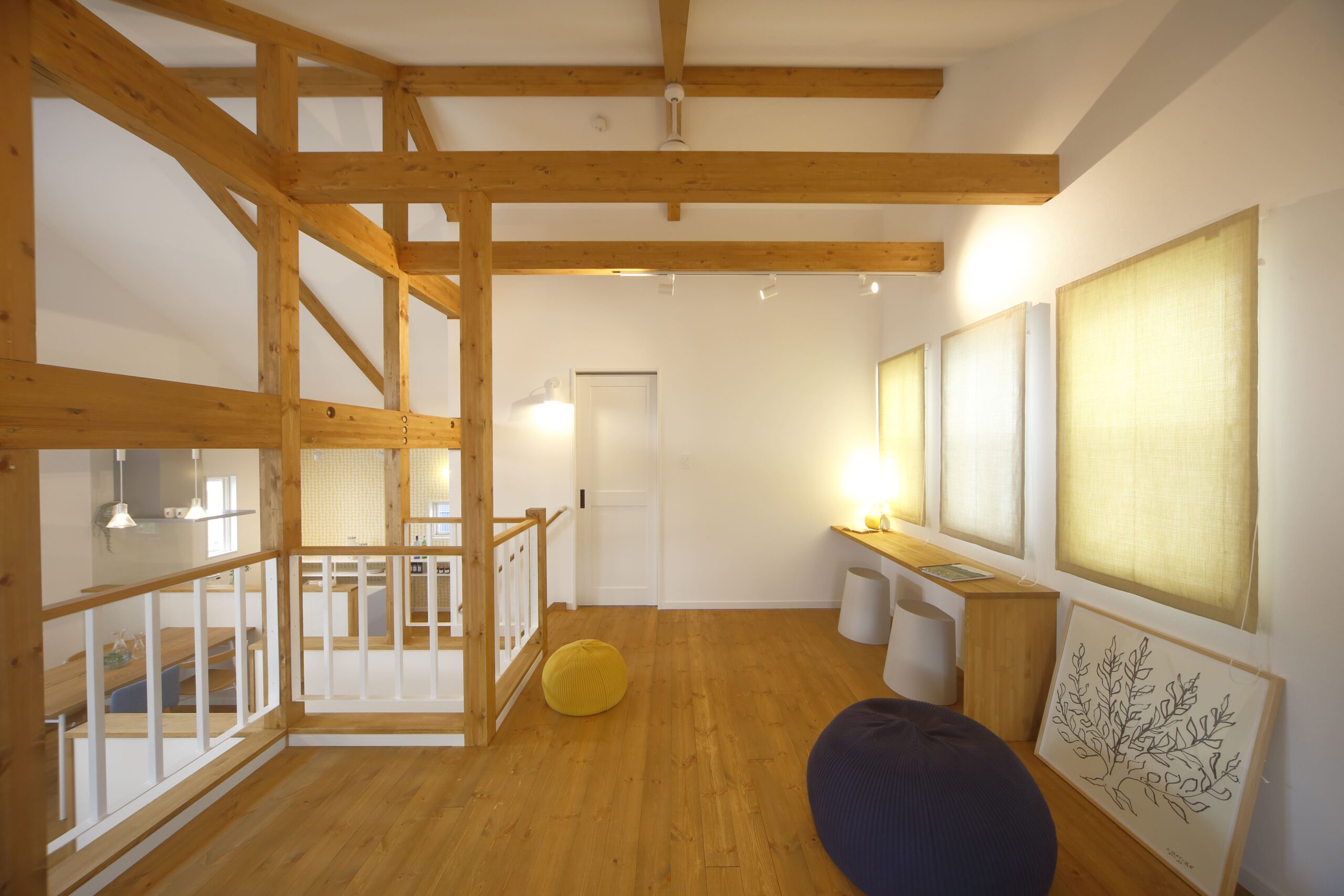 明るい窓辺に設けたスキップフロアのフリースペース。リモートワークや読書、子どもの遊び場としても活躍し、北欧らしいナチュラルな彩りが毎日の暮らしを心地よく包みます。