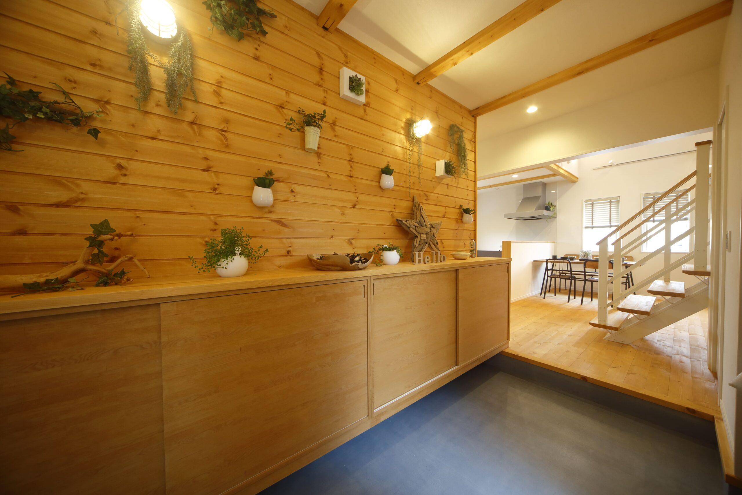 木の温もりを感じる玄関。植物が映えるナチュラルな空間。