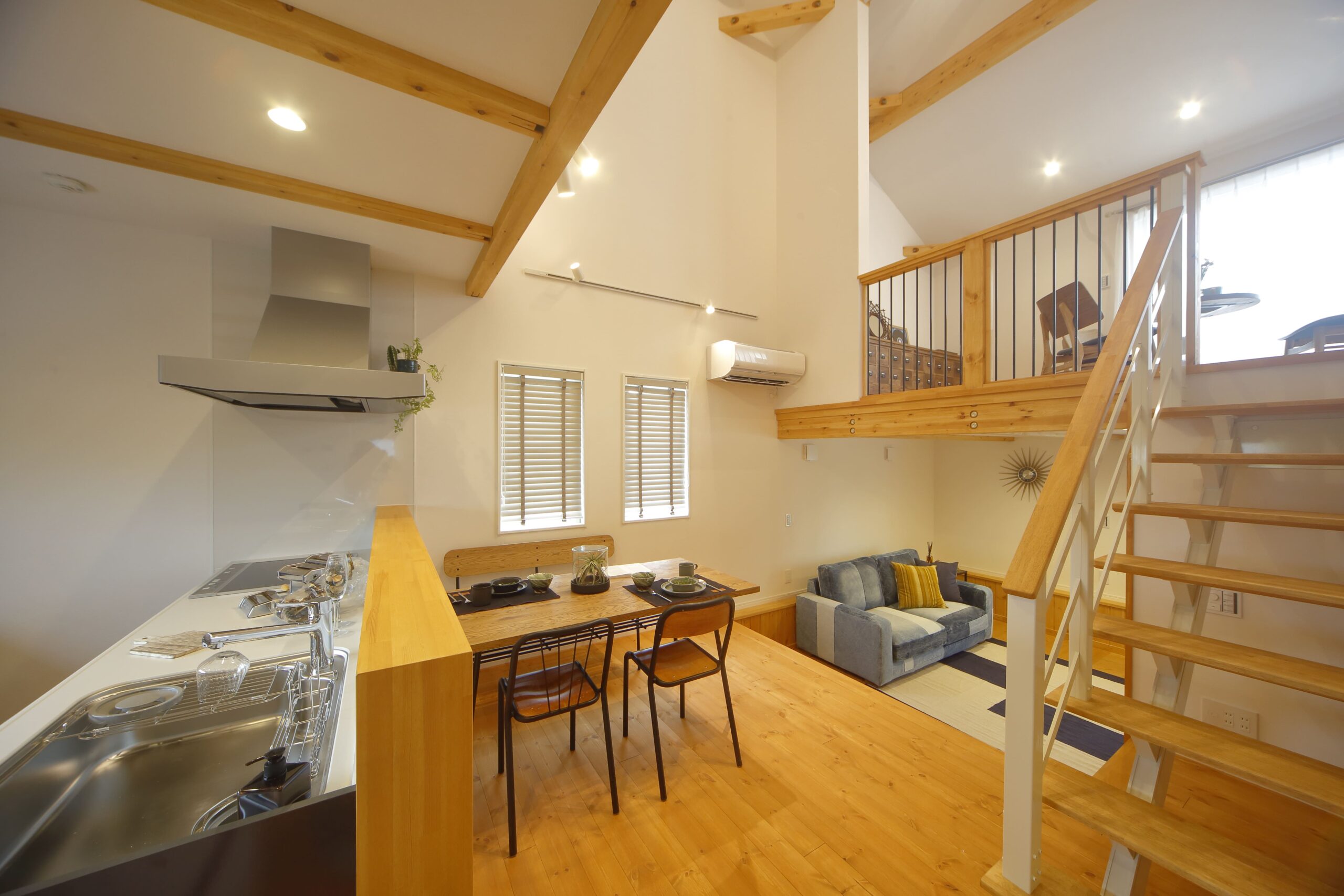 吹き抜けに面したダイニング。家族の会話が弾む明るい空間。