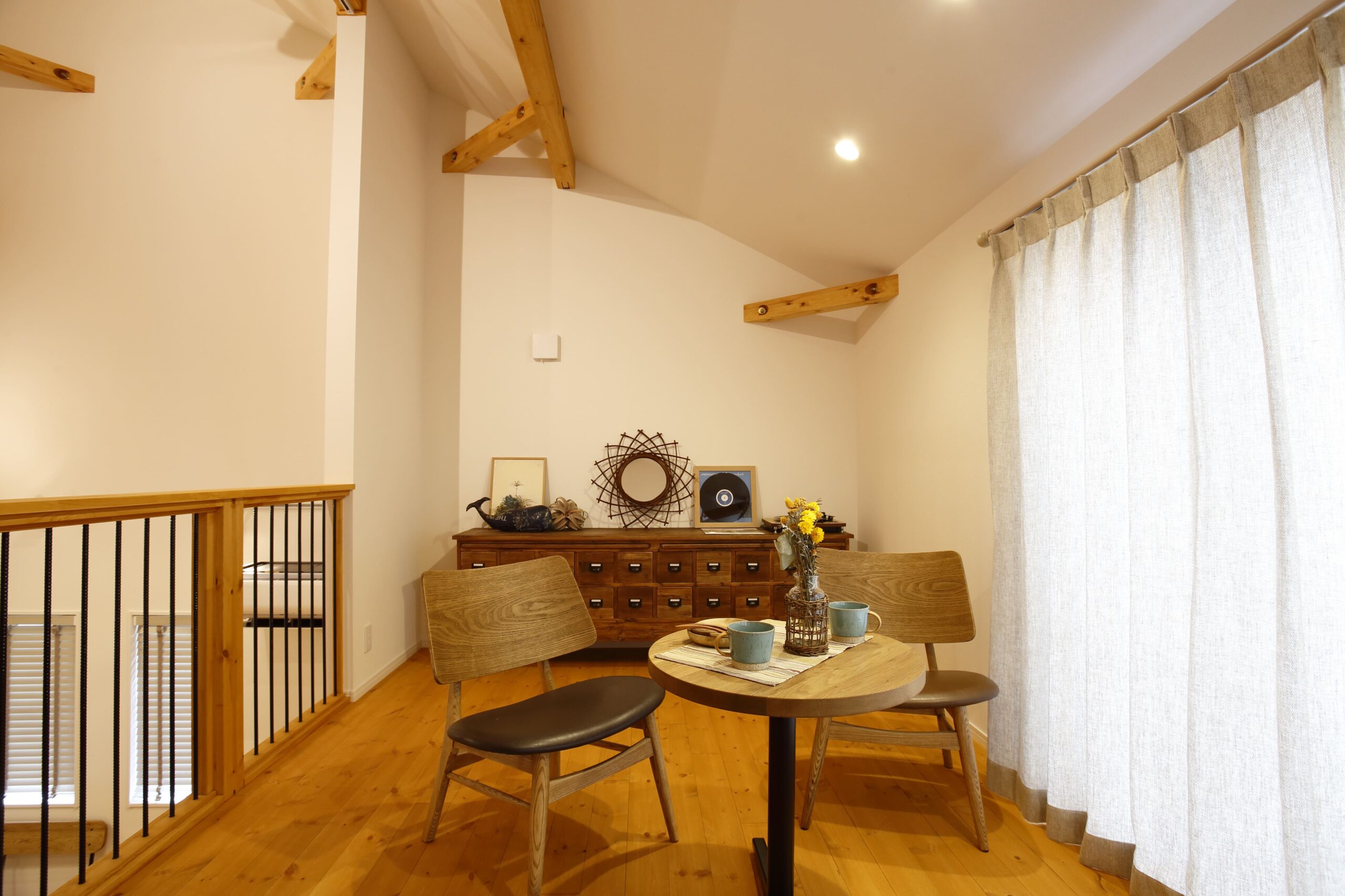 読書や勉強にぴったり。家族の気配を感じられる中二階。