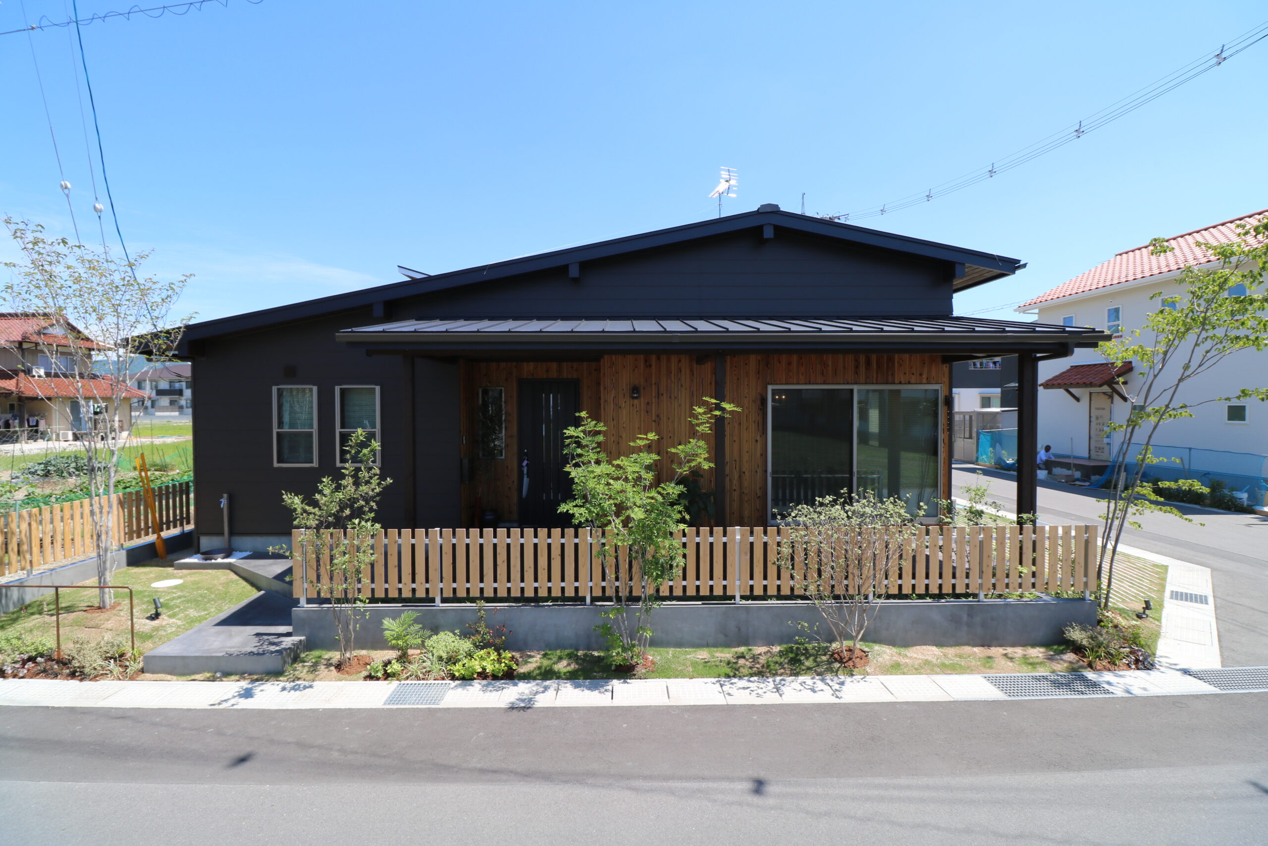 土間と吹き抜けが広がる和モダン平屋の家