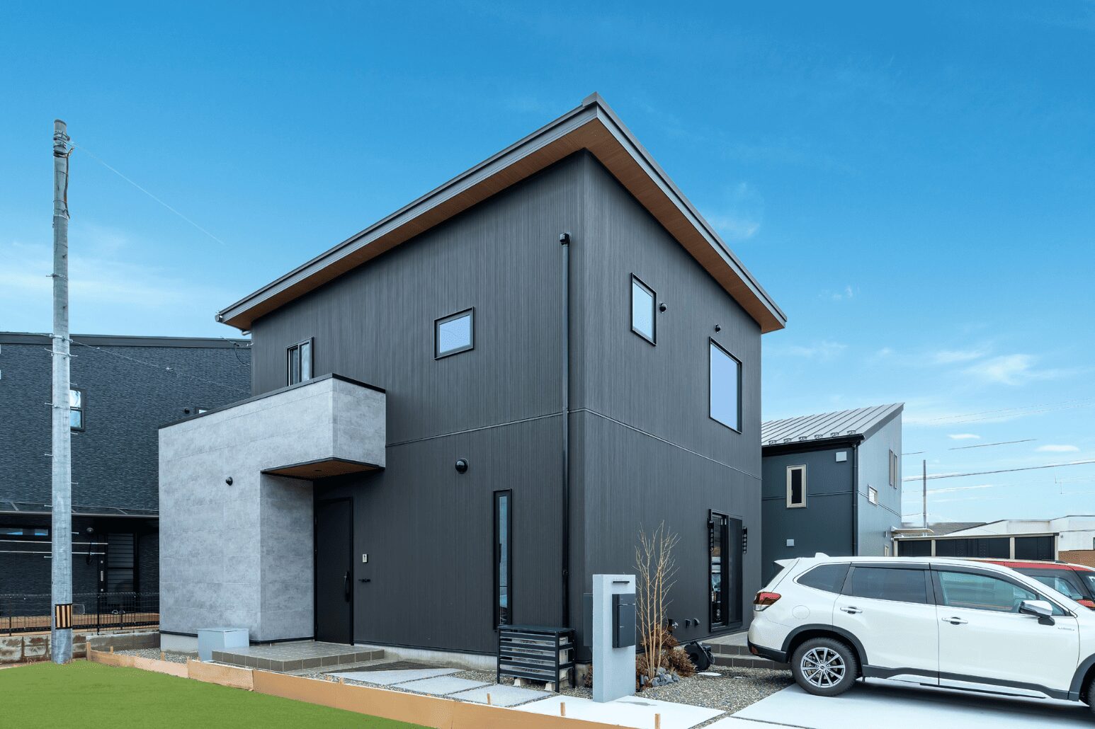 広い敷地を生かして、1階に家族全員の衣類を収納できる大容量のファミリークローゼットや玄関のシューズクローク、パントリー、ランドリールームを兼ねた脱衣室などを集結させることで家事を時短。駐車場も３台分を確保。