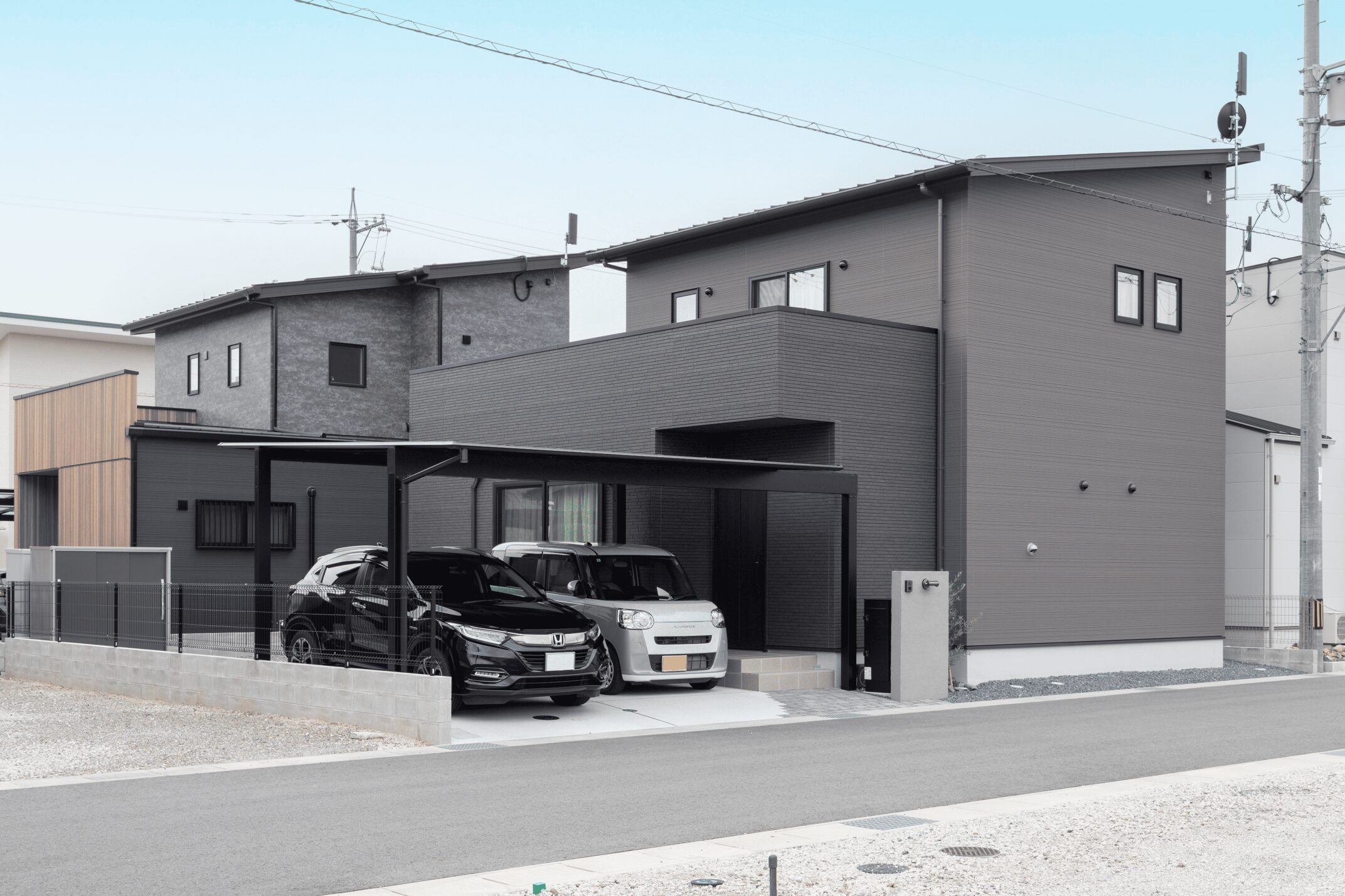 ダークトーンでまとめた重厚感ある外観。カーポートの下は真夏でも涼しく、快適さにも配慮。