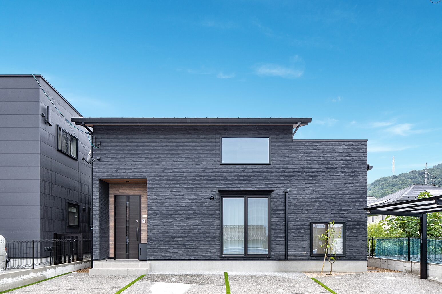 高い耐震性を持ちながら大空間を叶えるテクノストラクチャー工法を採用。昼間は照明をつけなくてもいいように採光にもこだわった。