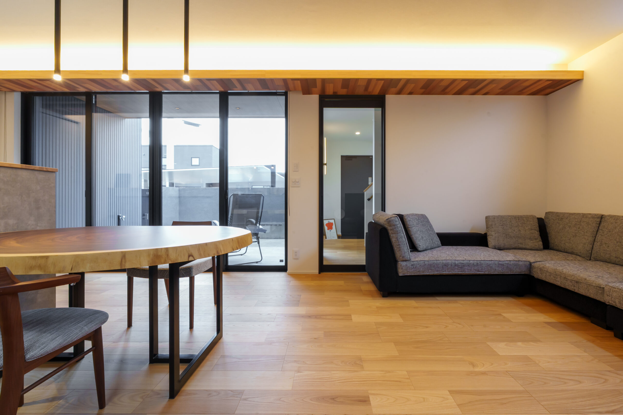 プライベート感ある土間とつながるLDK