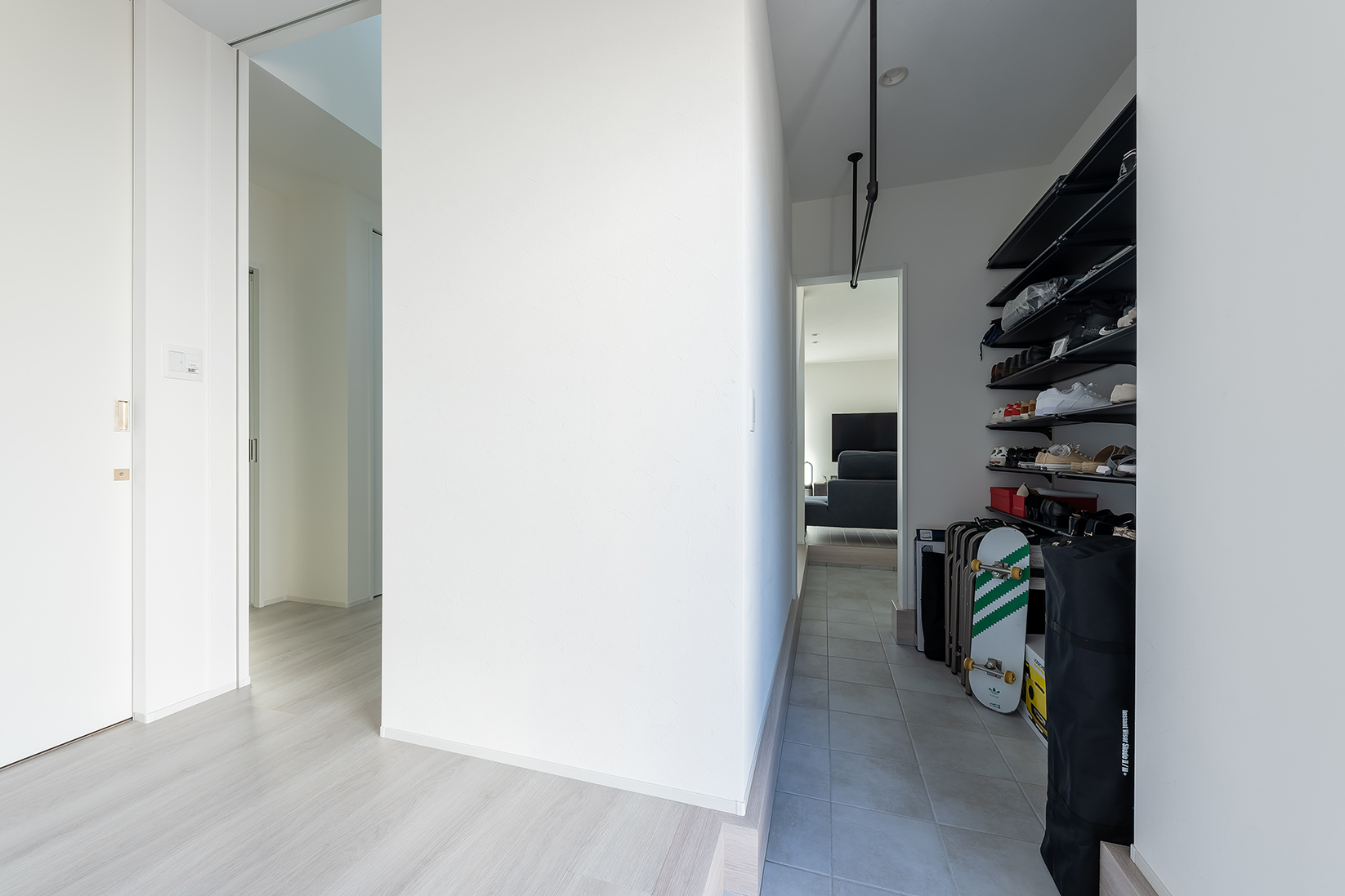 玄関ホールから室内への入り口は上吊り引き戸のハイドアに。シューズクローゼットはウォークスルースタイルでリビングへの動線もあり便利。