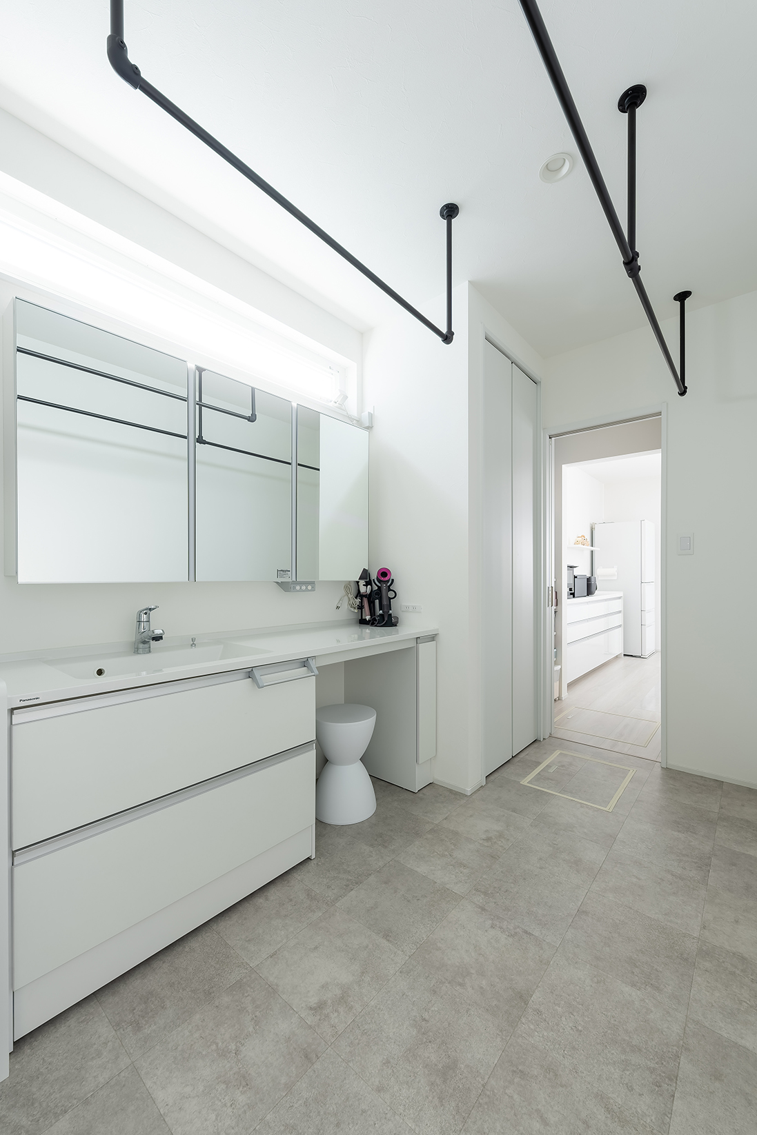 広さ４帖超えの洗面脱衣室は、アイアン製の物干しを設けたのでランドリースペースとしても活用できる。