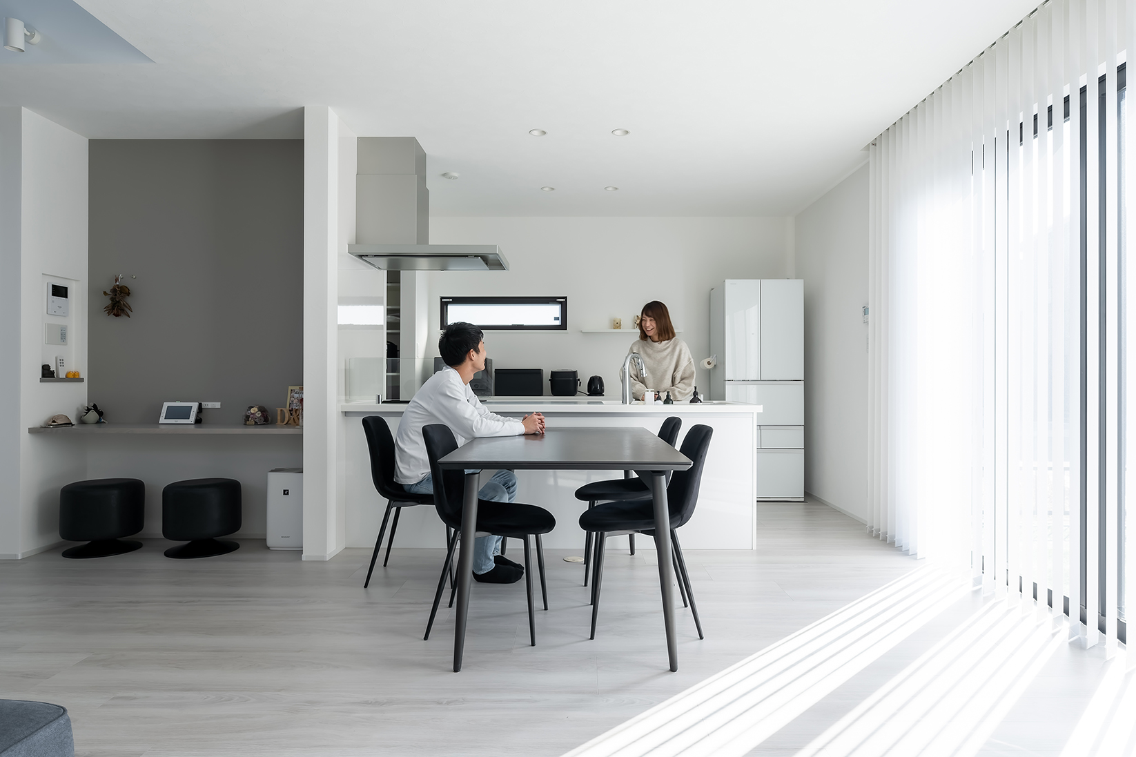シンプルモダンなデザイン モノトーンのスタイリッシュ空間を実現