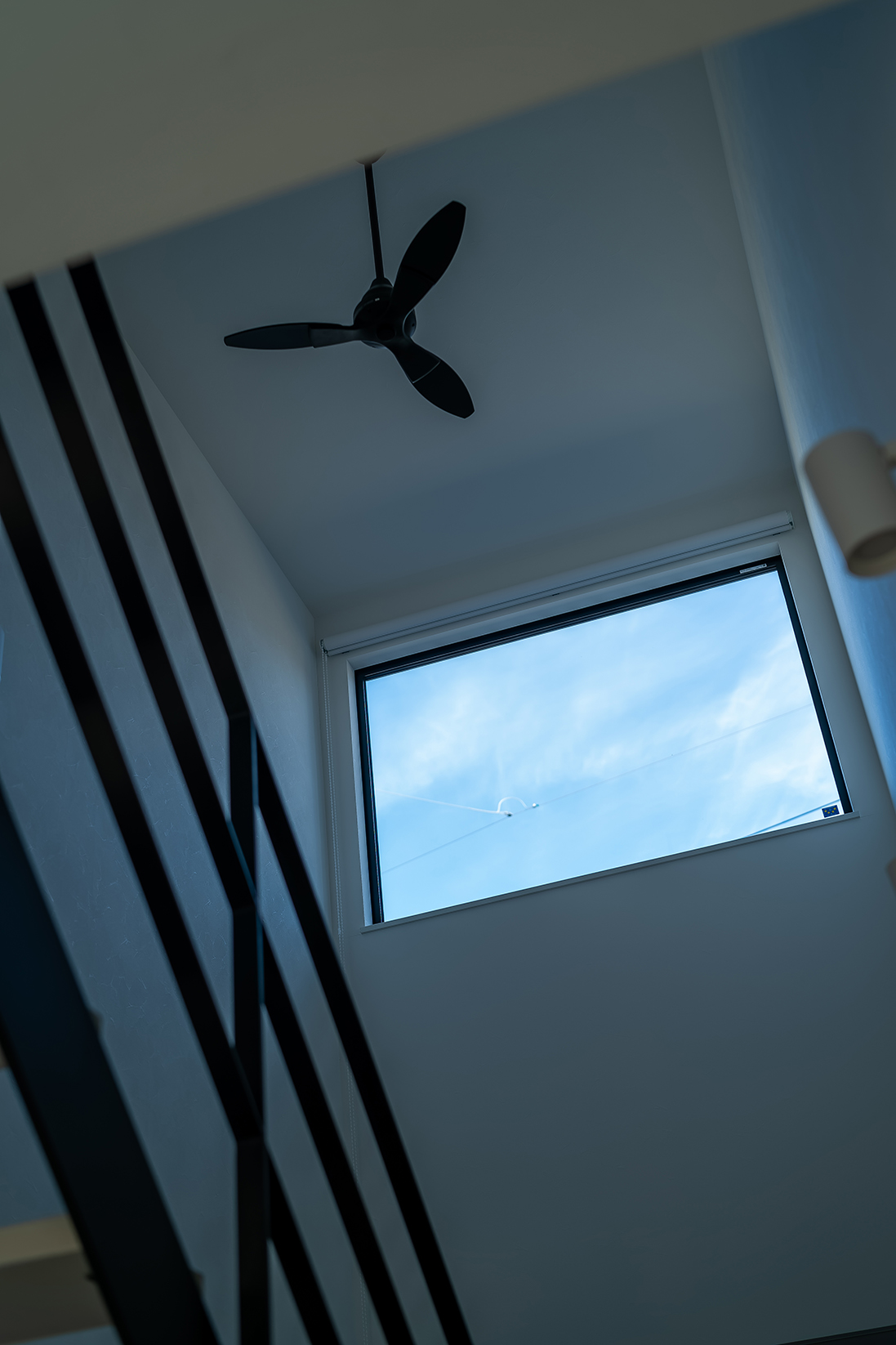 階段に自然光を採り入れる大きなFIX窓を設けた。