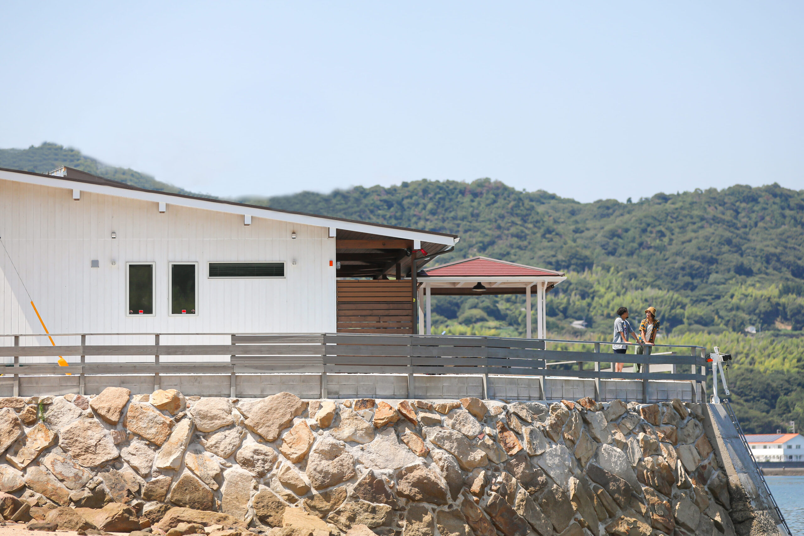 海に面したロケーション。まるでリゾートのような佇まい。