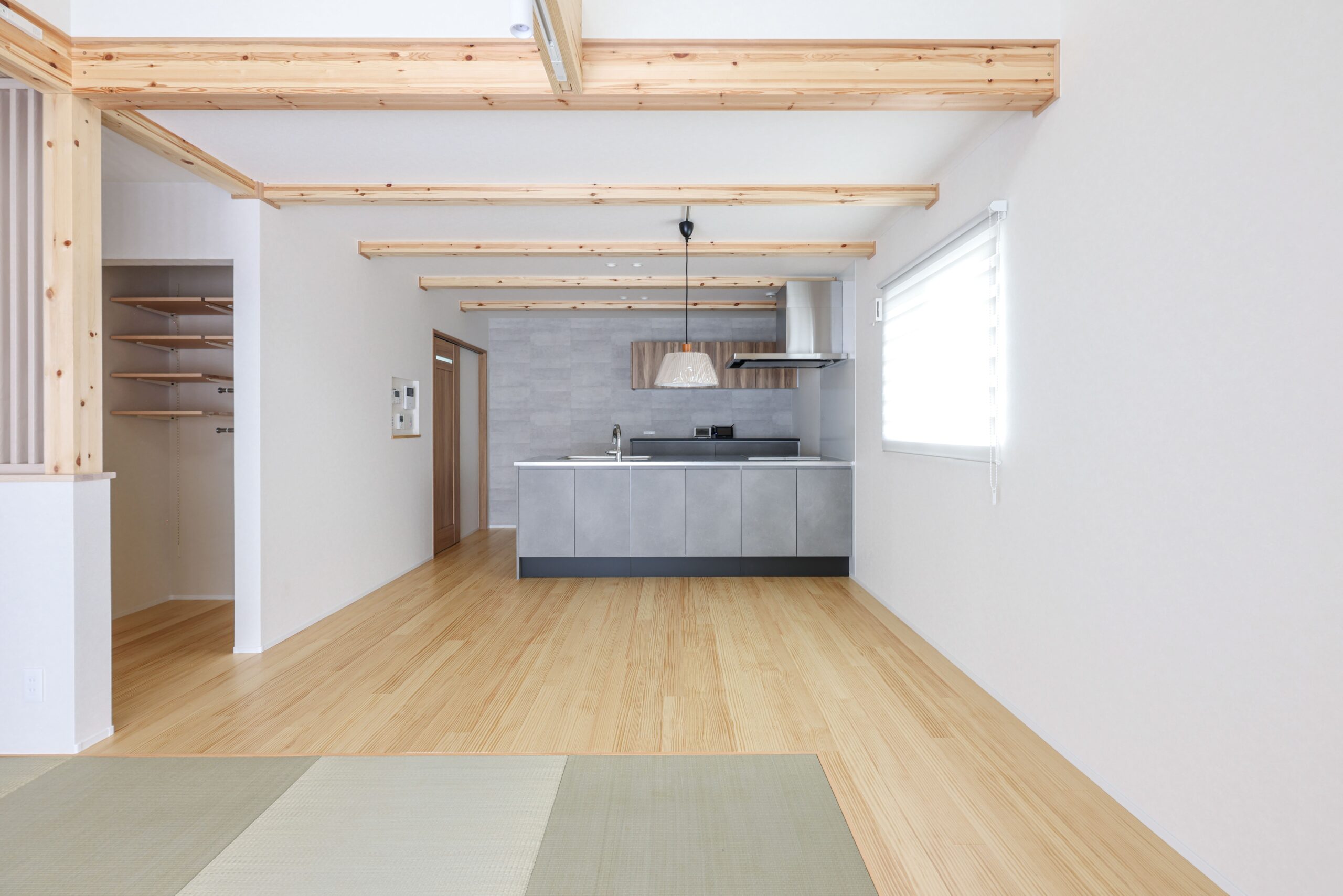 グレーのフラットキッチンが映えるLDK。