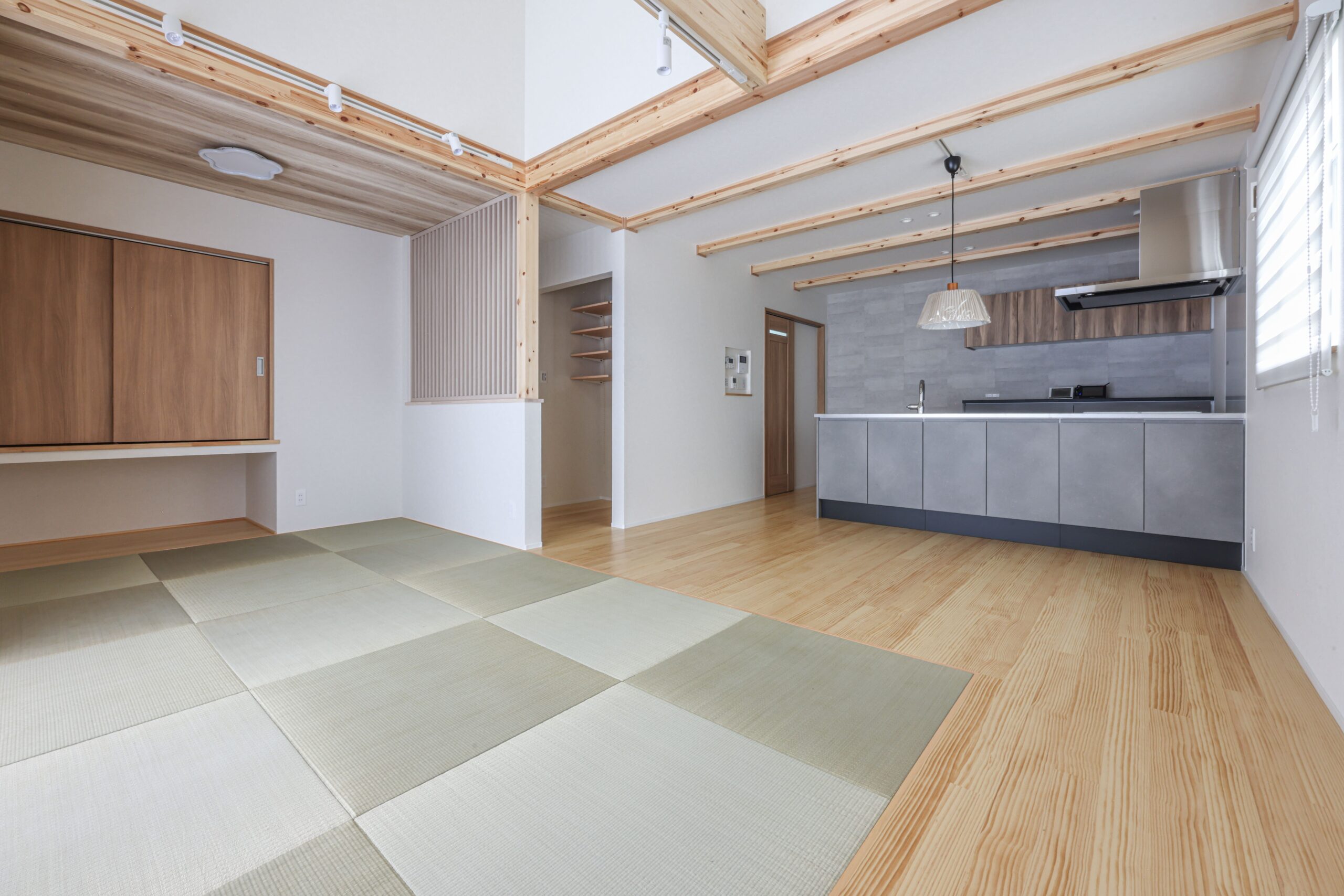 キッチンから空間全体を見渡せる、開放的なレイアウトです。シンプルながらも表情のあるLDKに仕上がりました。